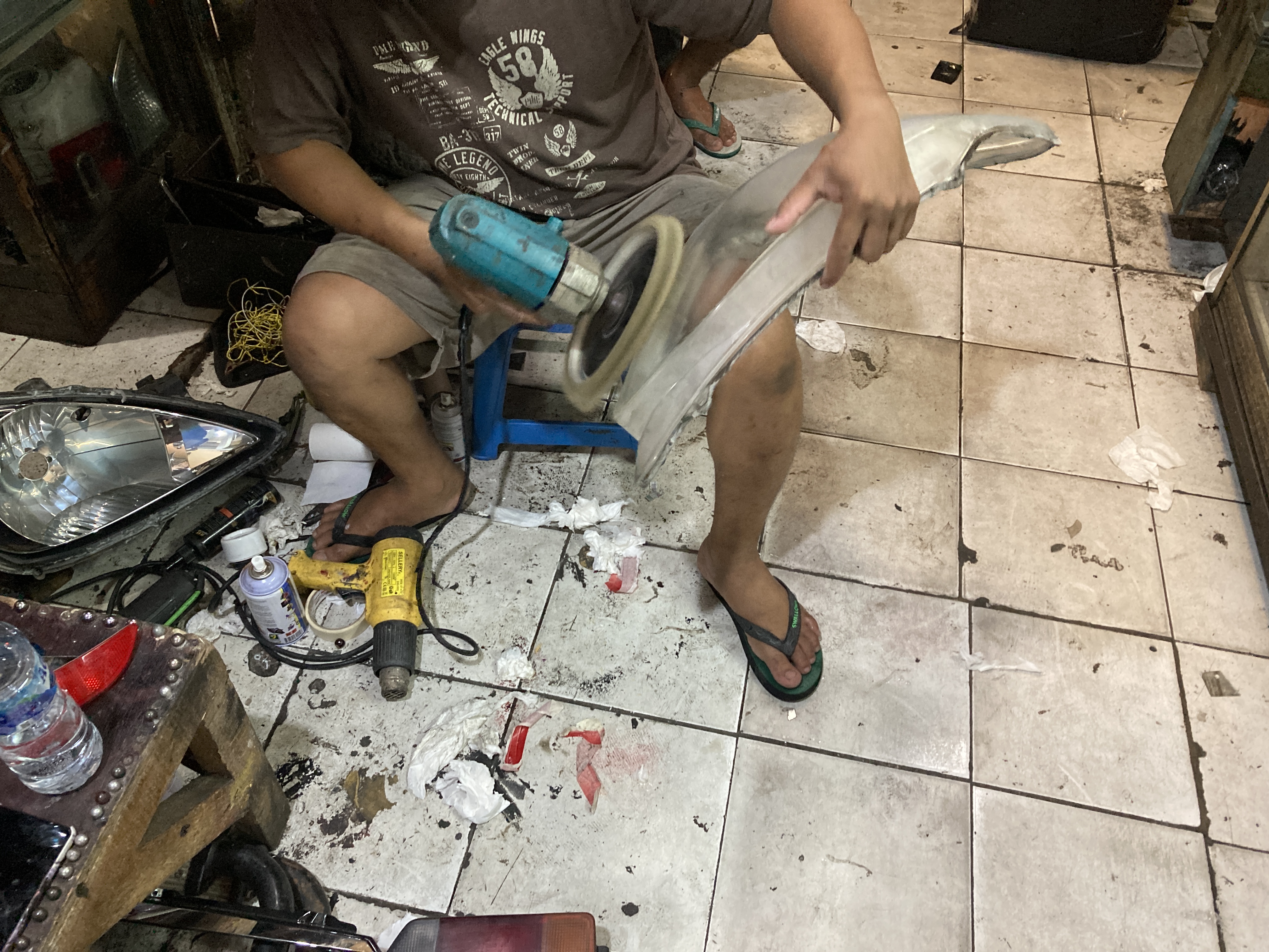 Proses pemolesan mika lampu mobil (dok: Hypeabis/Rezha Hadyan)