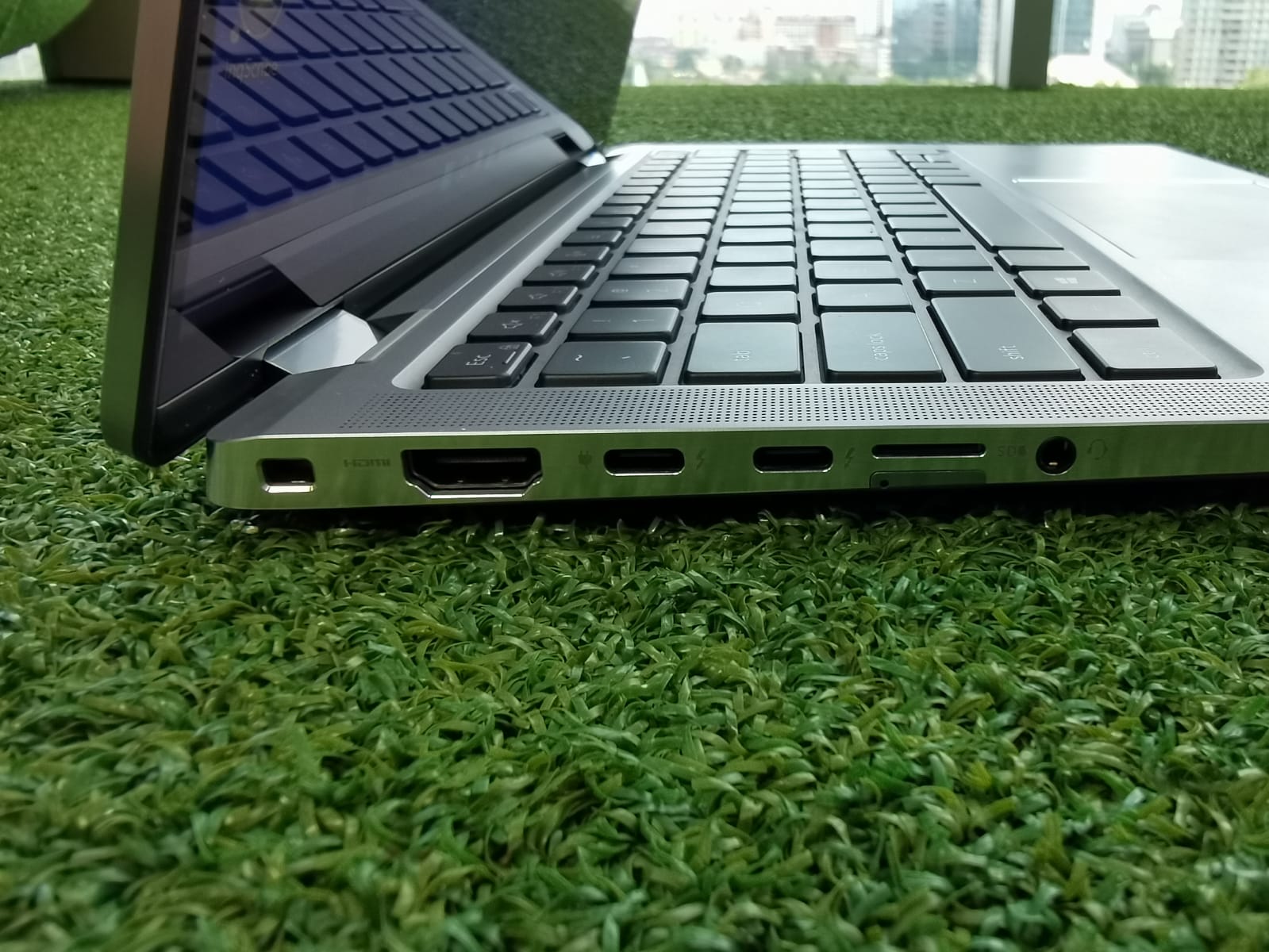 Sisi kiri Dell Latitude 9420 (dok. Hypeabis.id/Syaiful)