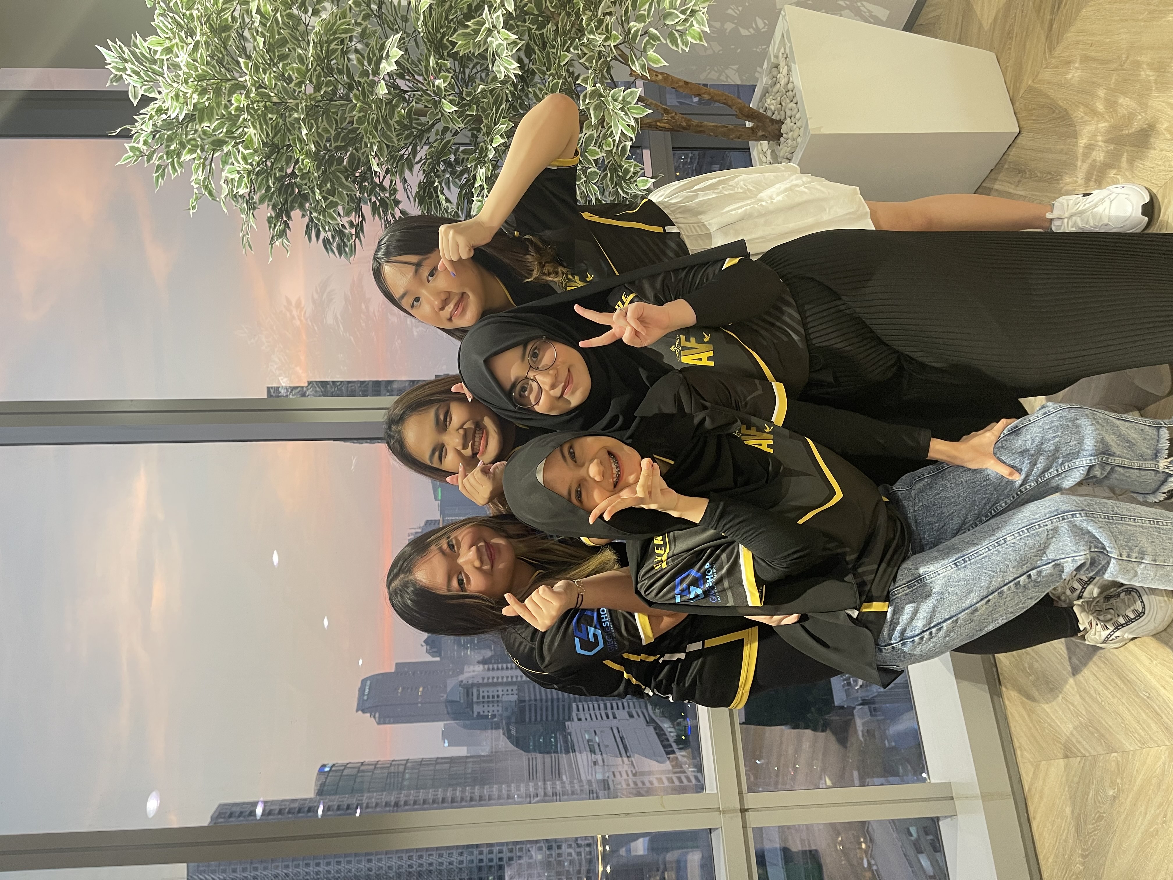 Rara bersama sejumlah lady gamers lainnya (dok: Agora 8) 
