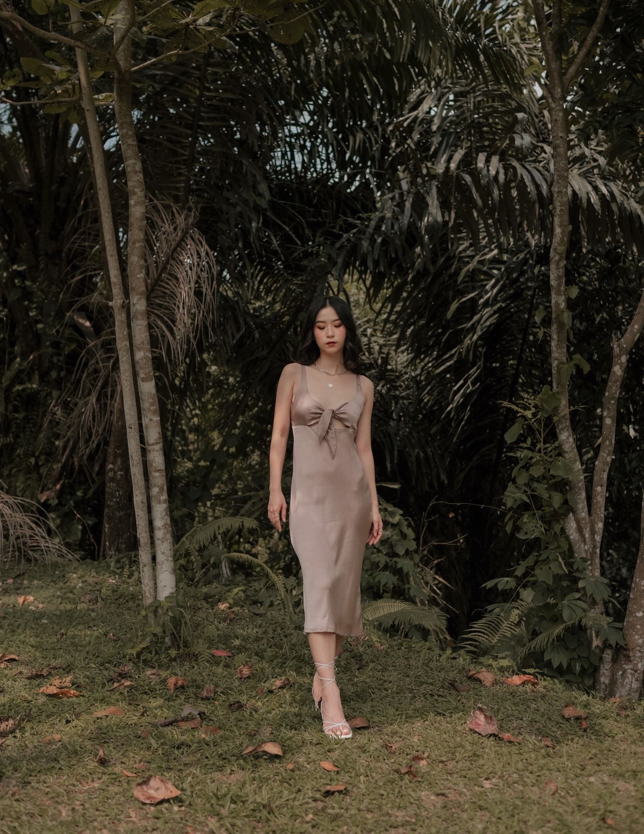 Koleksi knot dress dari Wearstatuquo dengan gaya monochrome. (Dok. Hypefast)