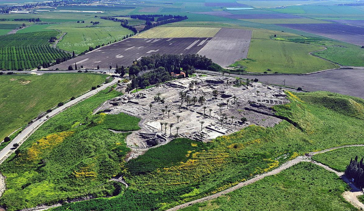 Tel Megiddo, tempat ditemukannya reruntuhan Gereja Megiddo. (Dok. Wikimedia)