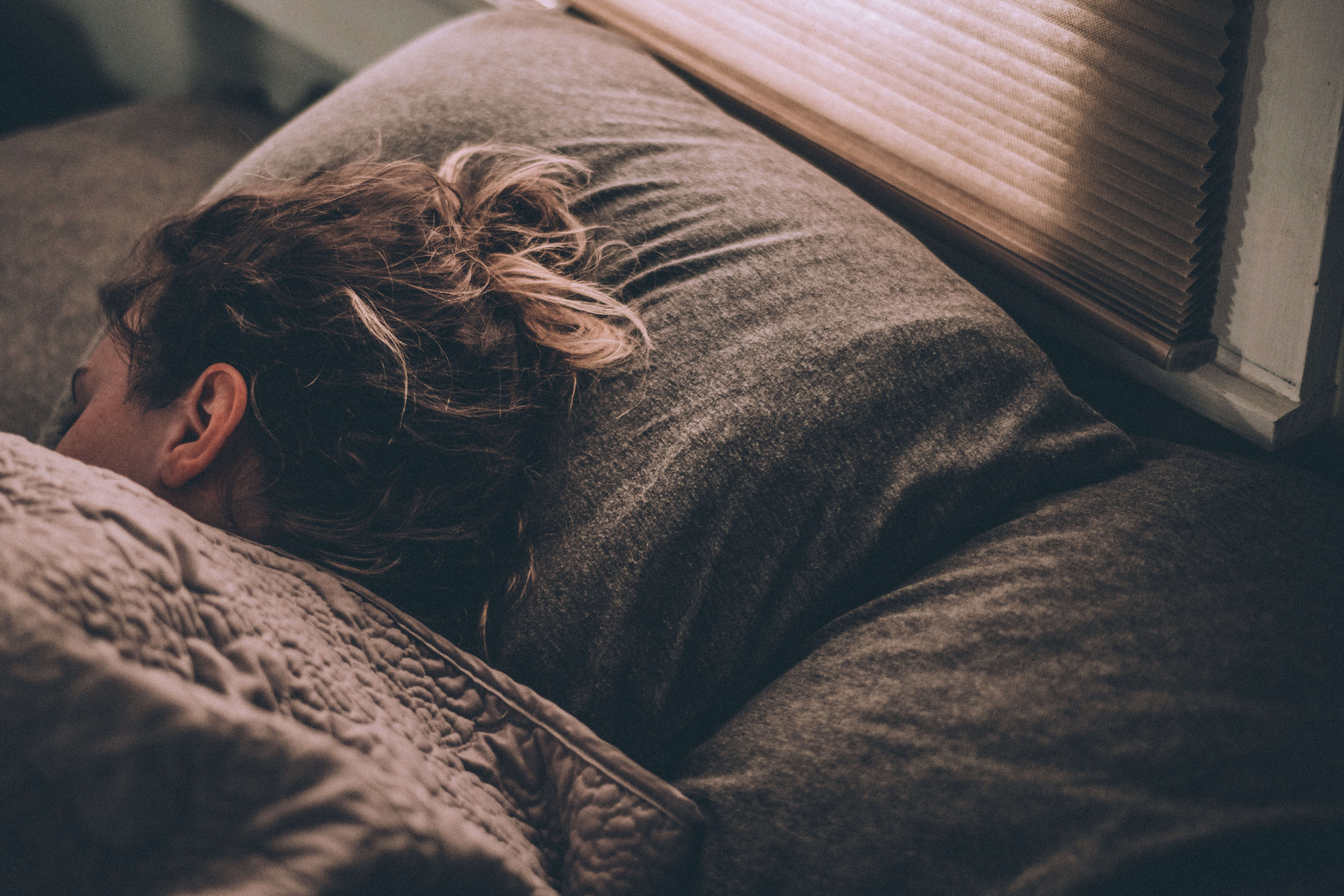 Tidur yang cukup dengan lampu yang dimatikan untuk mencegah penuaan dini (Dok:Lux Graves/Unsplash