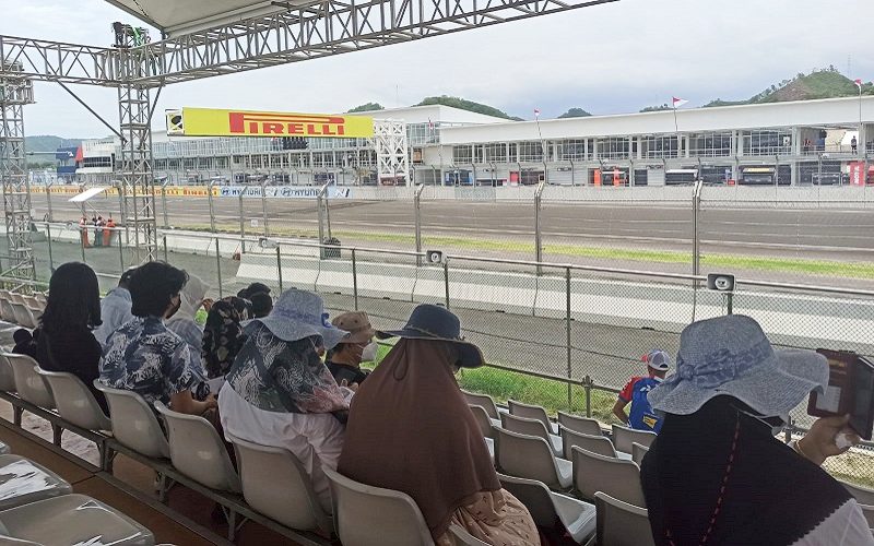Penonton menyaksikan balap World Superbike (WSBK) 2021 di tribune beberapa waktu lalu/Bisnis-Feni Freycinetia 
