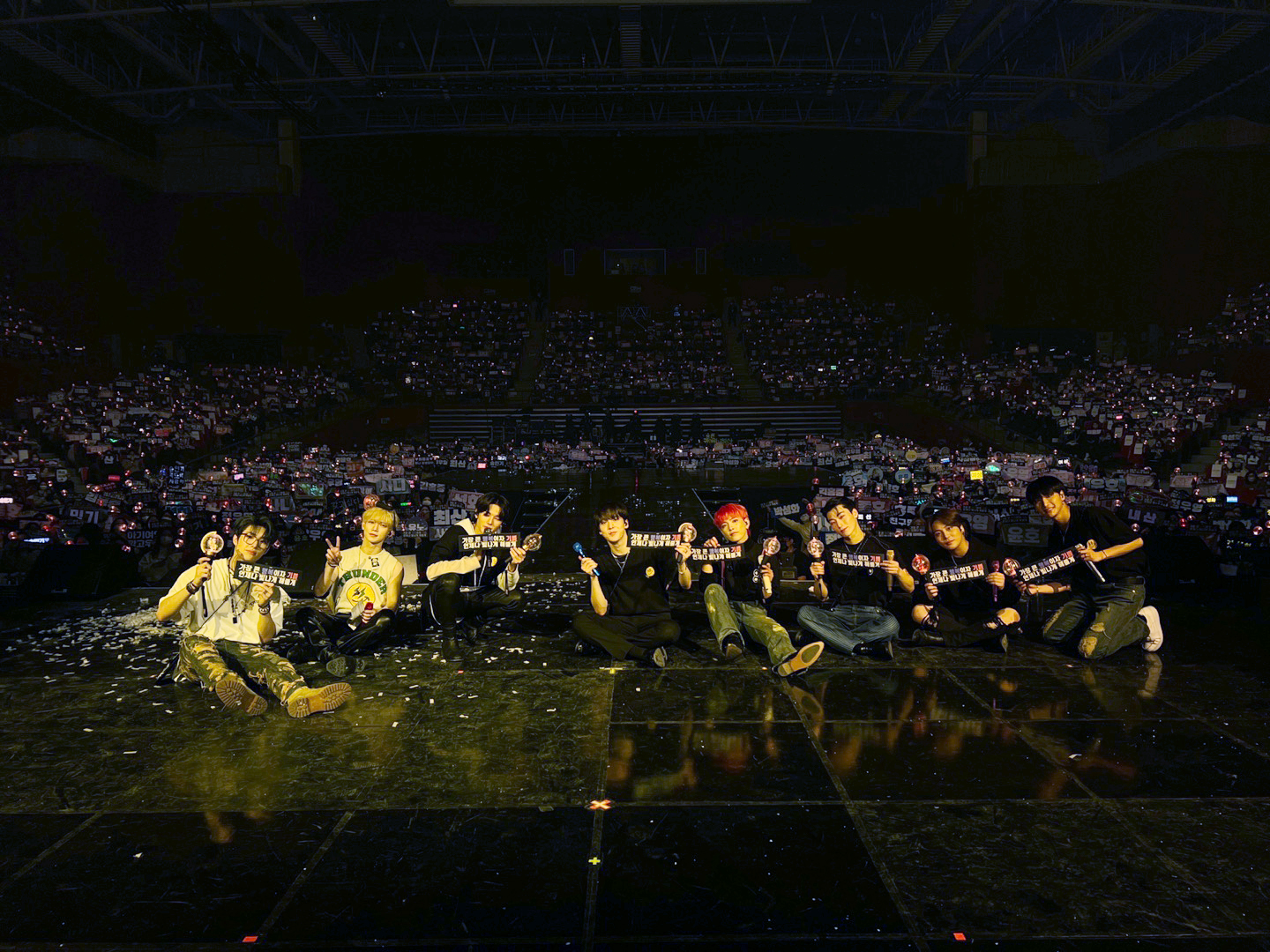 ATEEZ saat penutupan konser The Fellowship Beginning of the End hari ke-3. (Dok. Twitter/ATEEZ)