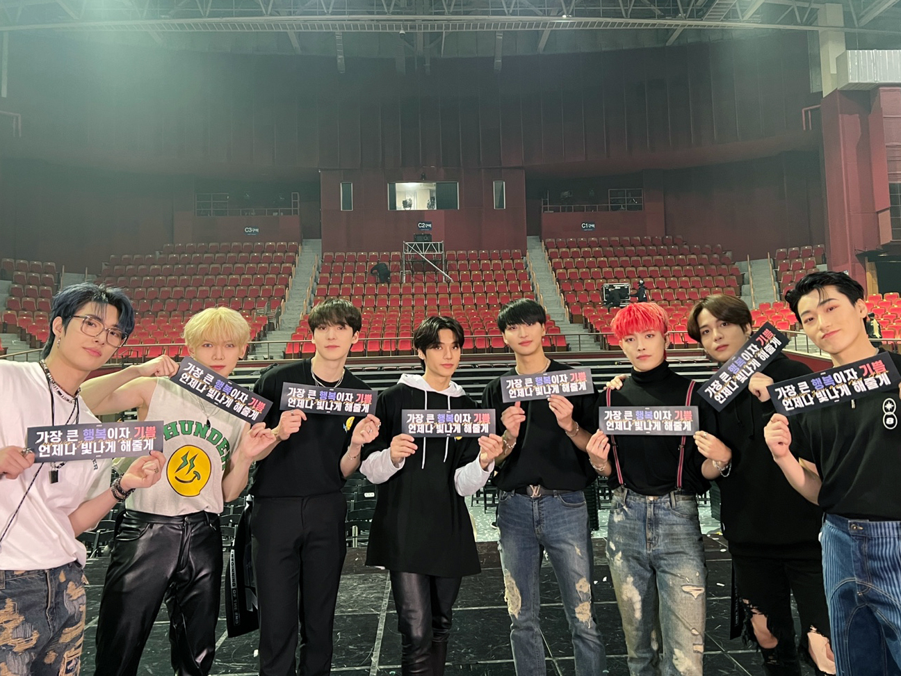 ATEEZ memegang slogan proye penggemar di konser The Fellowship Beginning of the End hari ke-3, Seoul, Korea Selatan. (Dok. Twitter/ATEEZ)