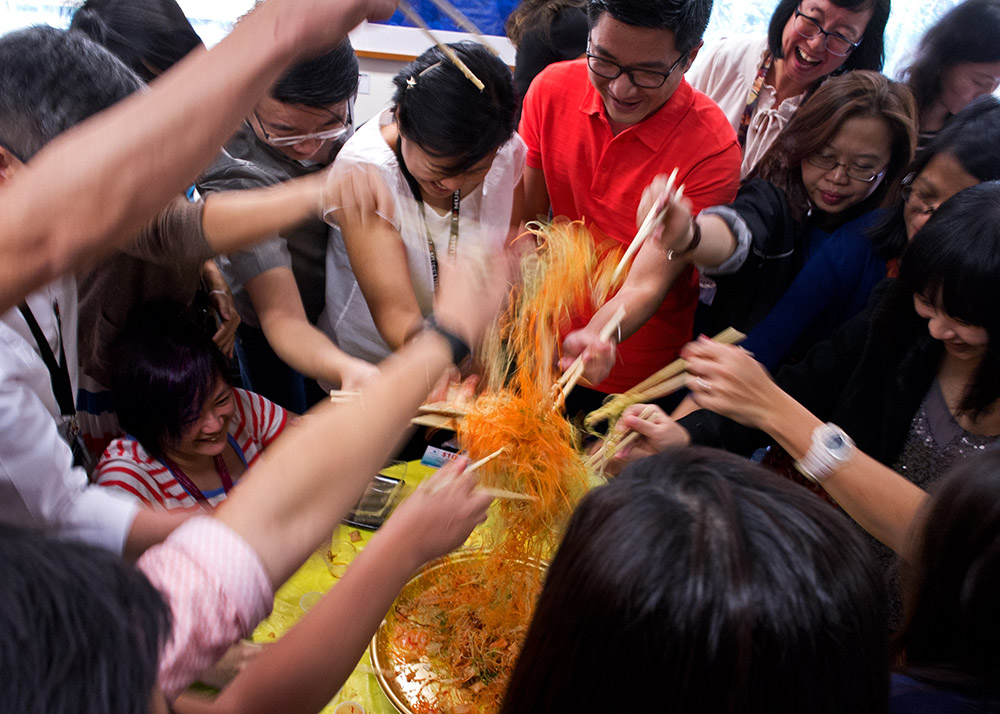 Ilustrasi beberapa orang sedang menikmati Yee Sang (Dok. Singapore Government Agency Website) 