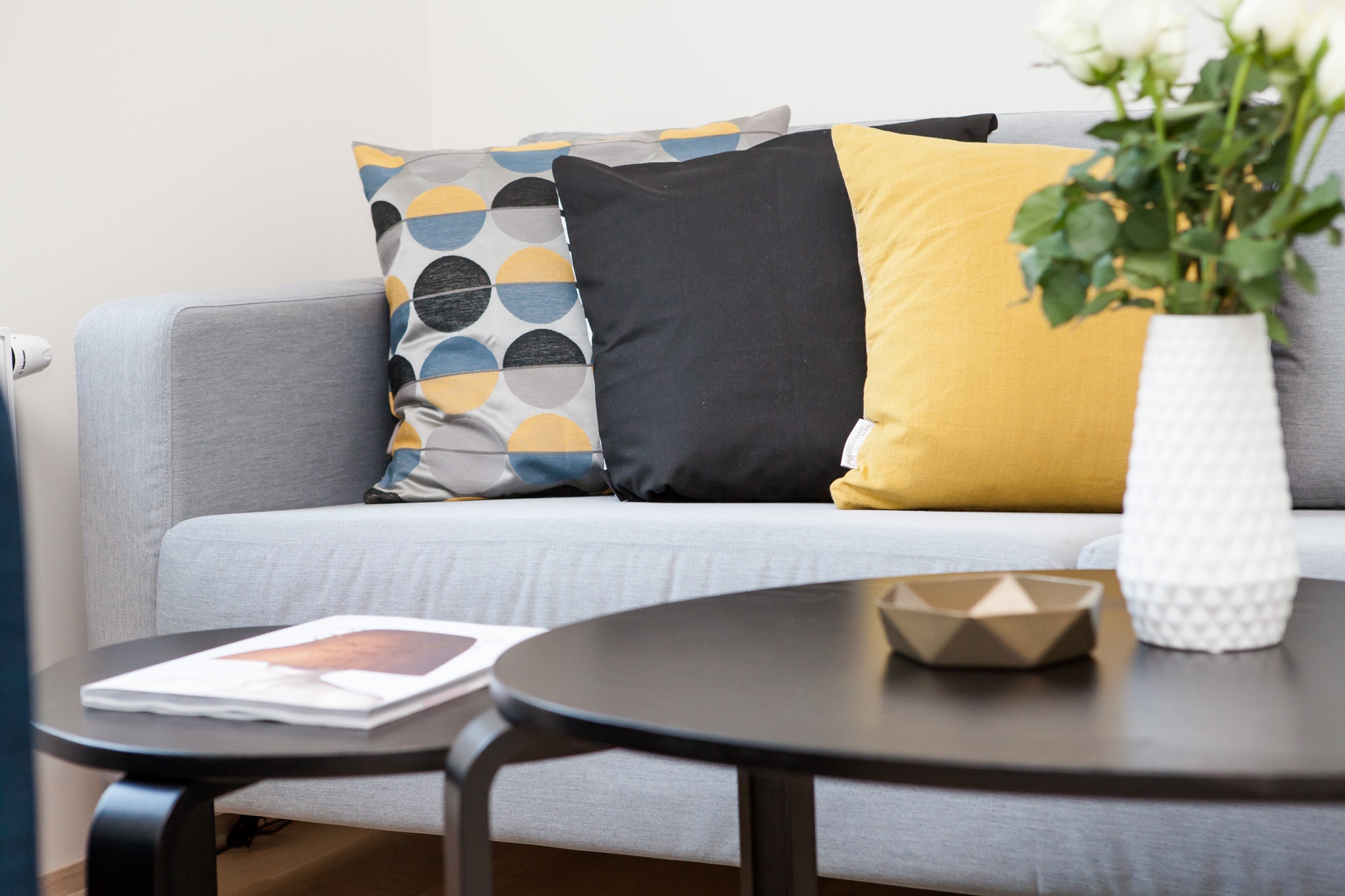 Terlalu banyak aksen bantal pada sofa membuat rumah tampak berantakan (Dok. Terje Sollie/Pexels)
