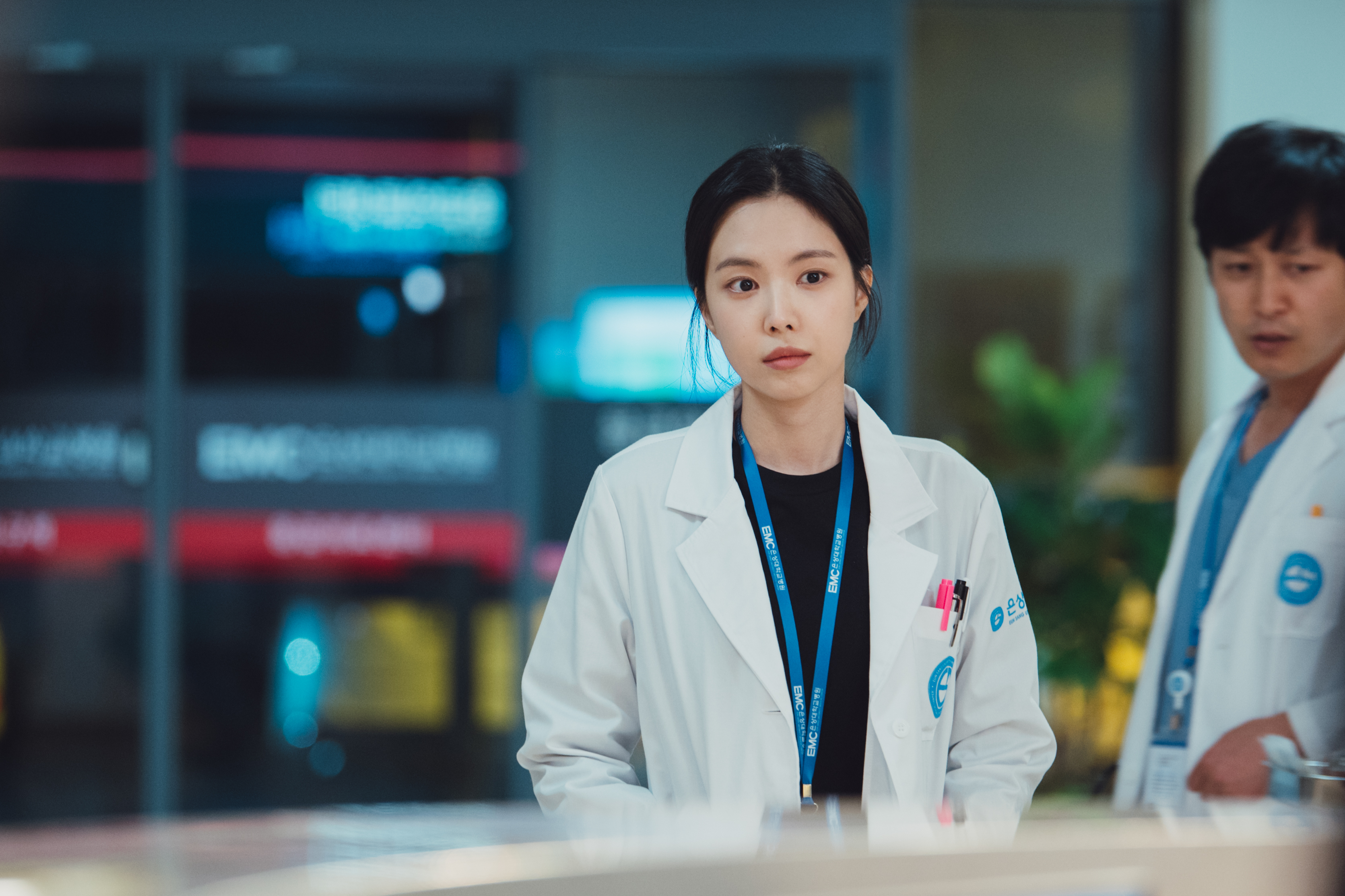 Son Na-eun Apink sebagai Oh Soo-jung dalam drama Ghost Doctor. (Dok. tvN/Viu)