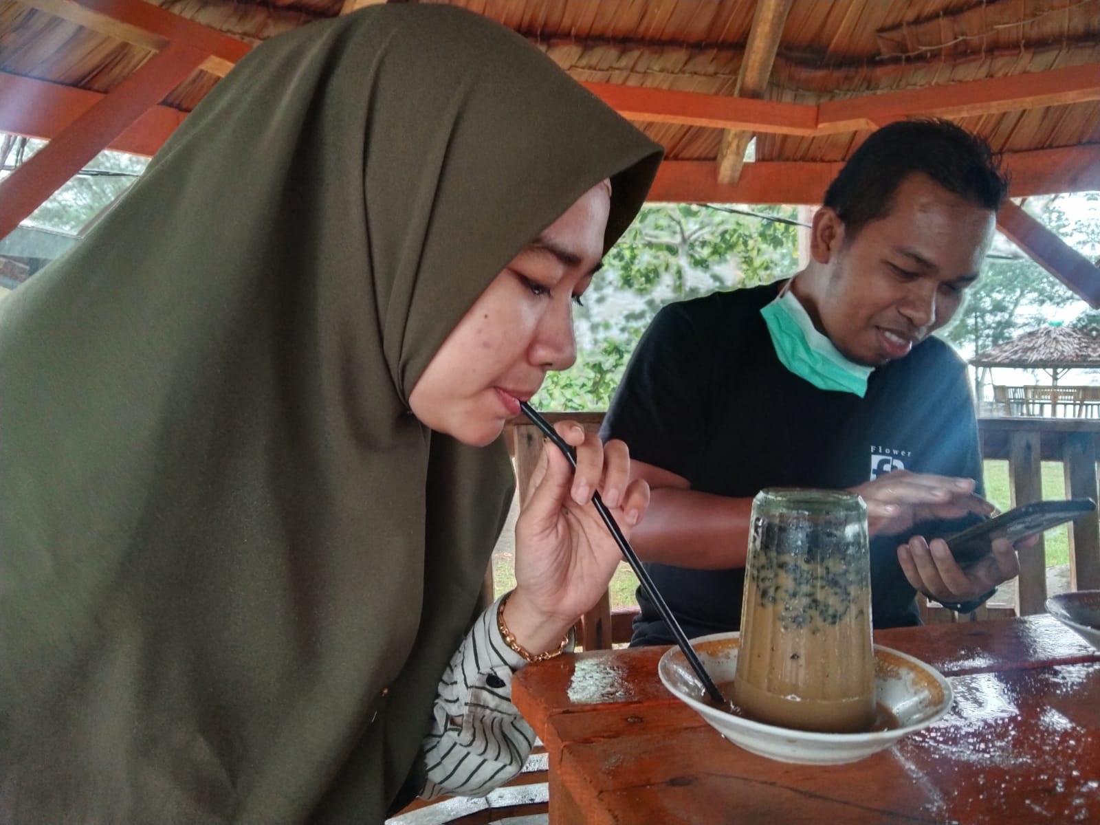 Penulis dan sahabat sedang menikmati kopi di warung punti (Sumber gambar: DokPri)