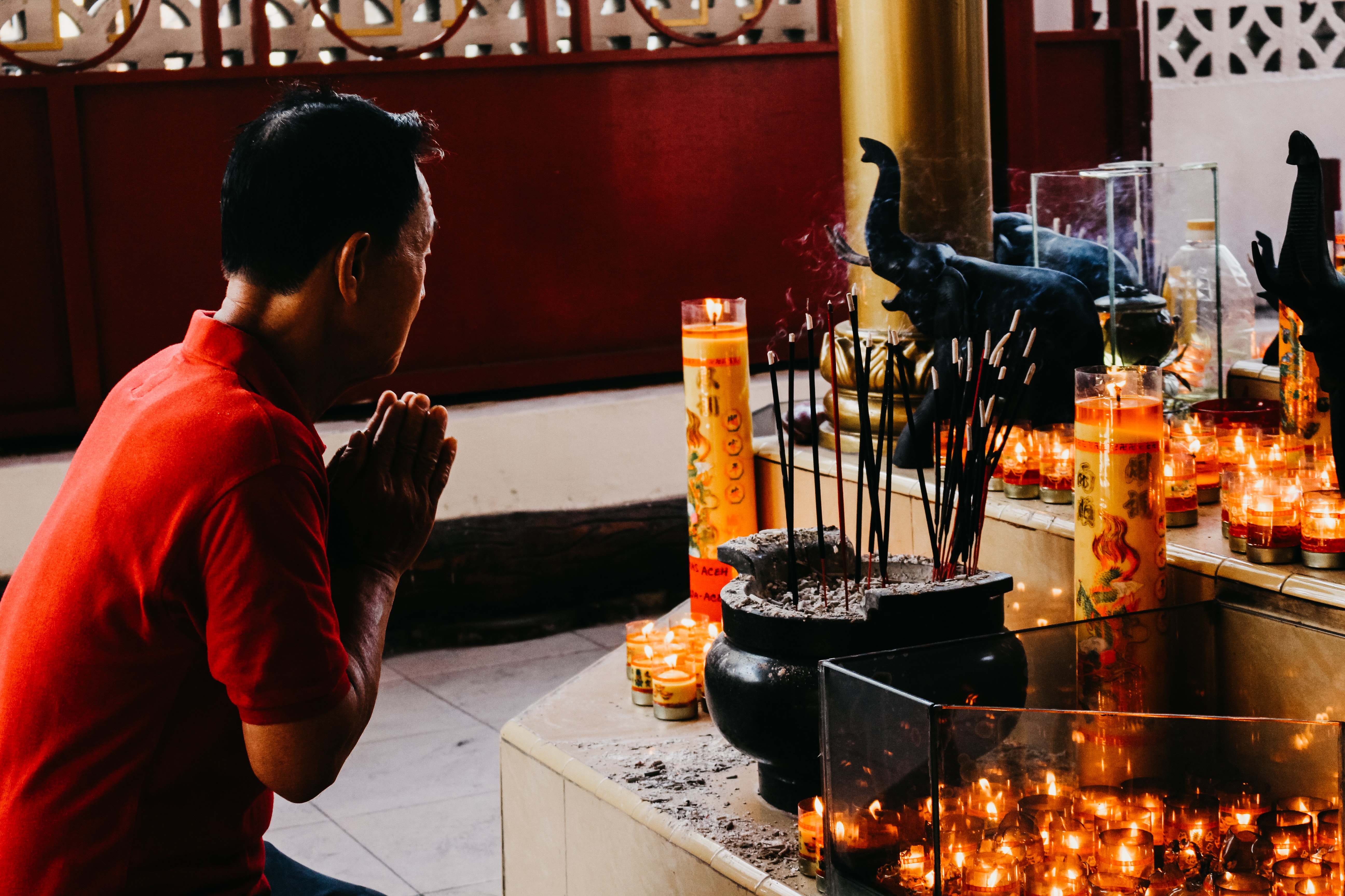 Ilustrasi seseorang sedang sembahyang di klenteng (Dok. Qurrata Ayuni/Unsplash)
