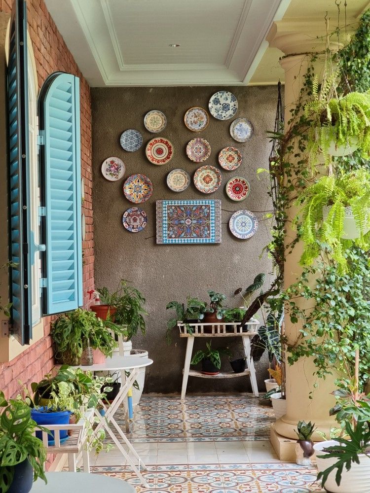 Dekorasi Piring di rumah Dian Sastrowardoyo. (Dok. Pinterest @TheRealDisastr)