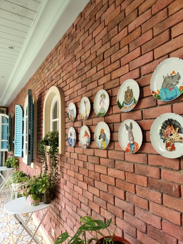 Dekorasi Piring di rumah Dian Sastrowardoyo. (Dok. Pinterest @TheRealDisastr)