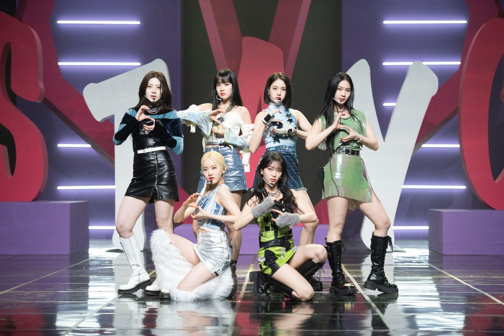 STAYC dalam showcase performance daring, Senin (21/02/2022). (Dok. High Up Entertainment)
