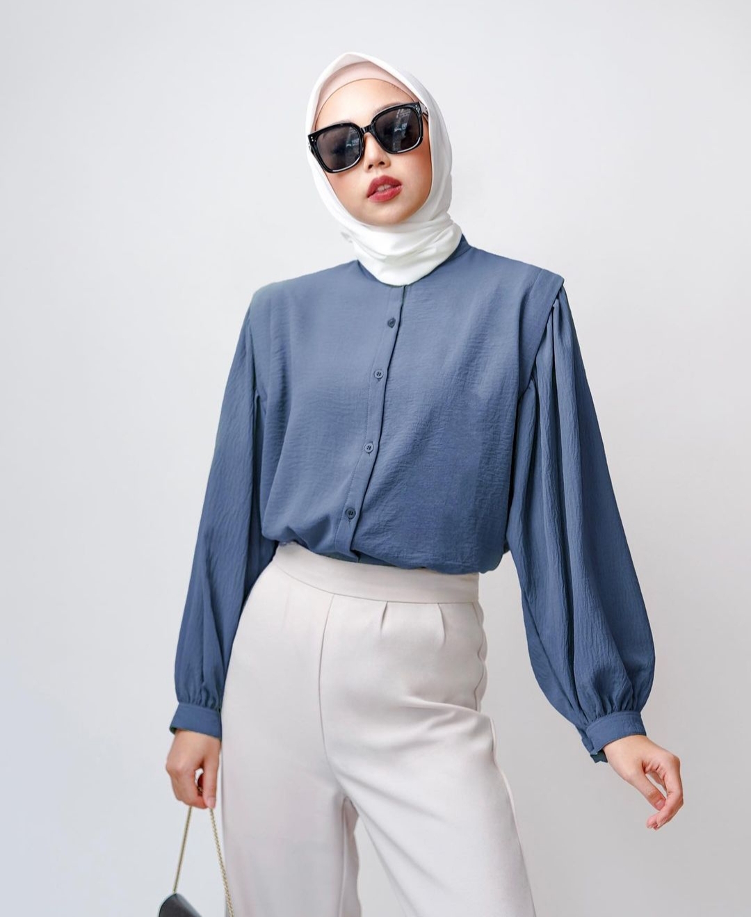 Menggunakan ciput warna terang membuat tampilan hijab putih tidak monoton (Dok. Corle