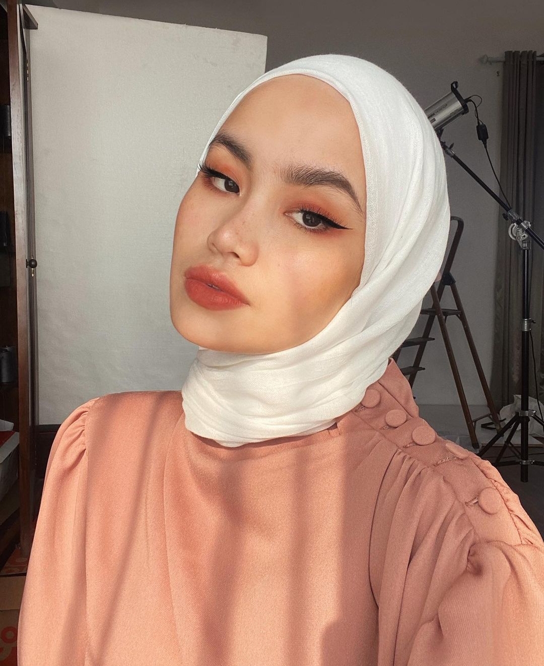 Makeup dengan nuansa peach bisa membuat tampilan hijab putih tidak monoton (Dok. Sashfir/Instagram)
