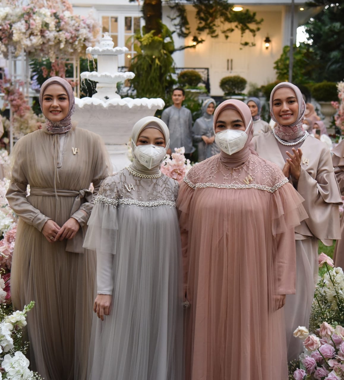Founder Vanila Hijab dan para artis yang menggunakan koleksi terbarunya (dok. Istimewa)