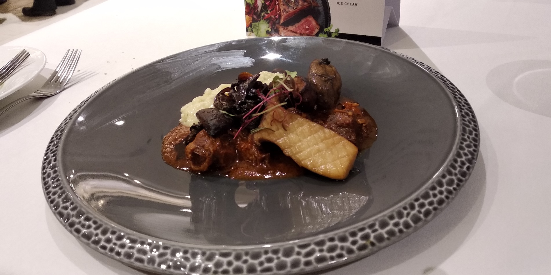 Braised beef shank shallot balsamic, dengan oyster mushroom, truffle oil, parmesan and mascarpone risotto.