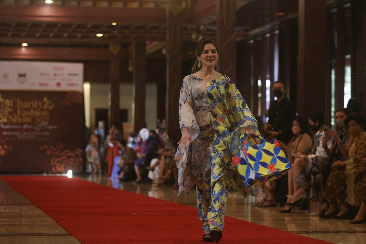 CHARITY FASHION SHOW 2022 Peserta memperagakan busana koleksi Alleira Batik saat acara Charity Fashion Show 2022 di Jakarta, Rabu (23/3/2022). Alleira Batik bekerjasama dengan Habitat for Humanity Indonesia mengadakan peragaan busana yang mana hasil penjualan yang terkumpul akan digunakan untuk membangun akses air bersih dan toilet individu guna mencegah stunting di Mauk, Tangerang. Dalam acara tersebut Alleira Batik menampilkan koleksi yang cocok digunakan saat memasuki bulan suci Ramadan 1443 H. (Sumber foto: JIBI/Bisnis/Eusebio Chrysnamurti) 