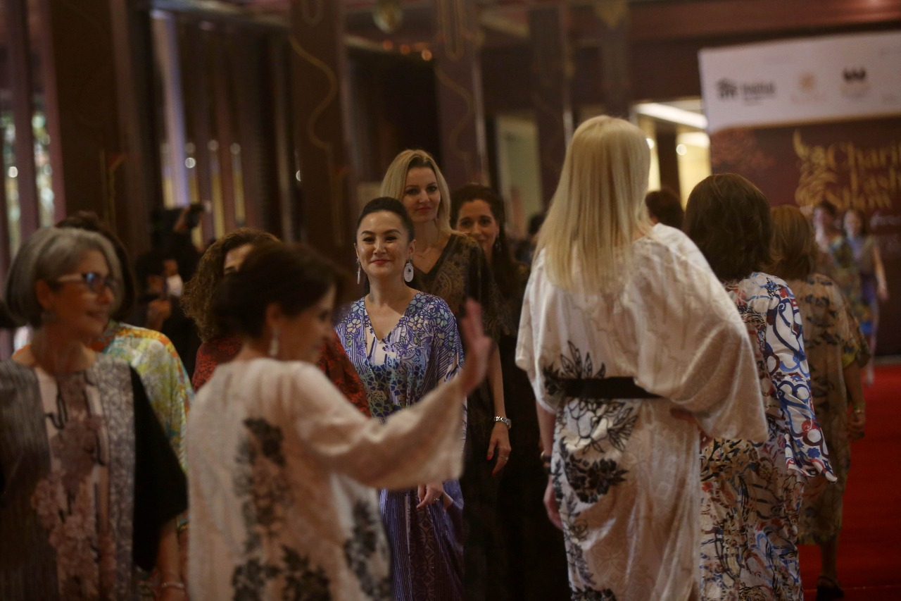 CHARITY FASHION SHOW 2022 Peserta memperagakan busana koleksi Alleira Batik saat acara Charity Fashion Show 2022 di Jakarta, Rabu (23/3/2022).(Sumber Foto: JIBI/Bisnis/Eusebio Chrysnamurti) 
