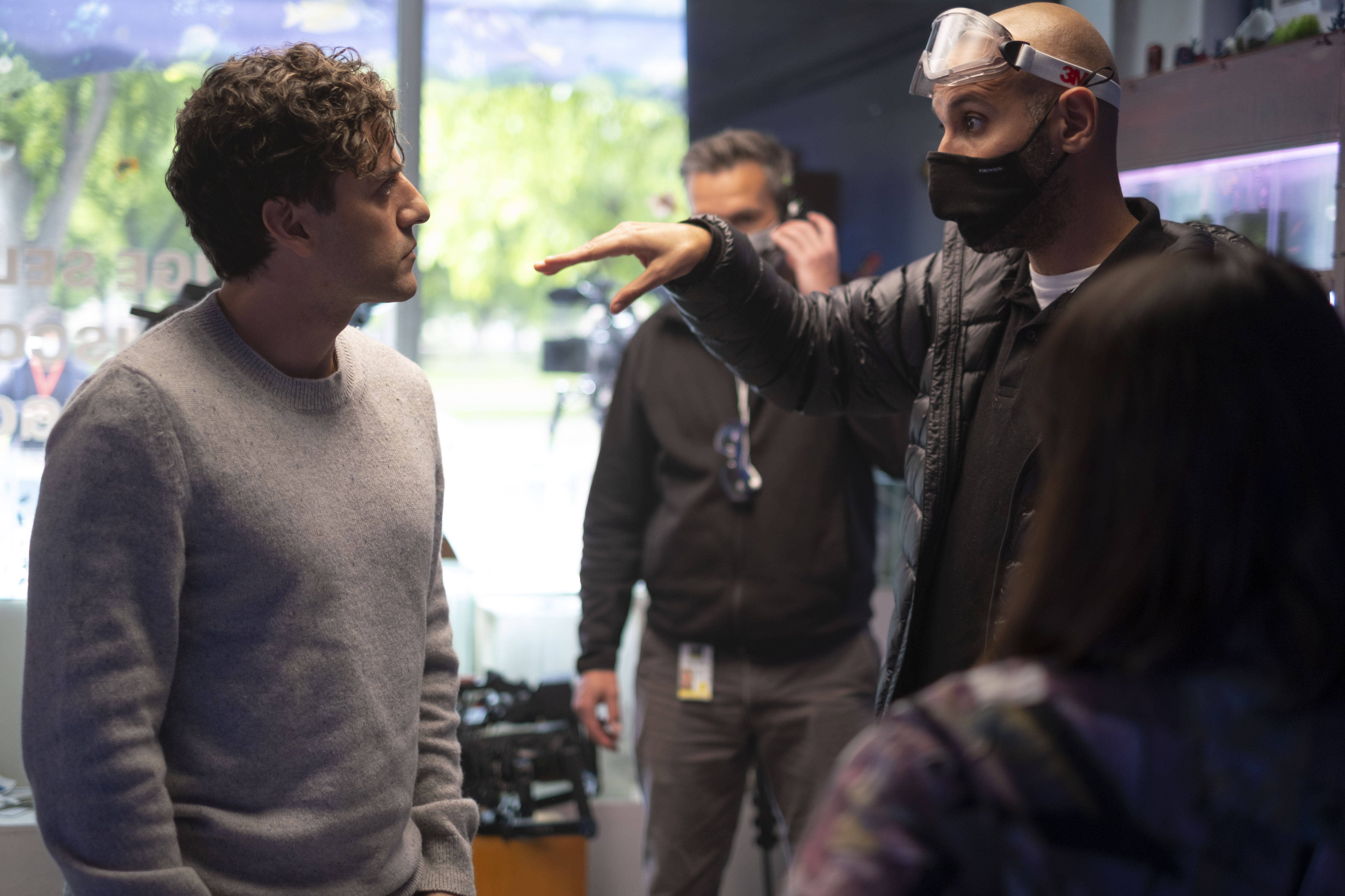 Oscar Isaac (kiri) dan sutradara Mohamed Diab (kanan) dalam produksi serial Moon Knight. (Sumber gambar: Disney/Marvel Studios)