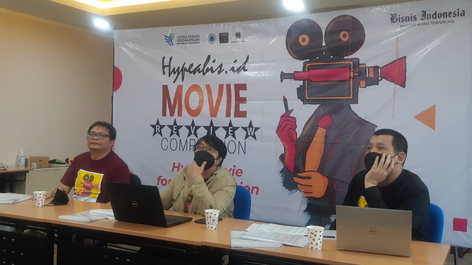 Juri sedang menilai review film yang masuk (Sumber gambar : Desyinta Nuraini)