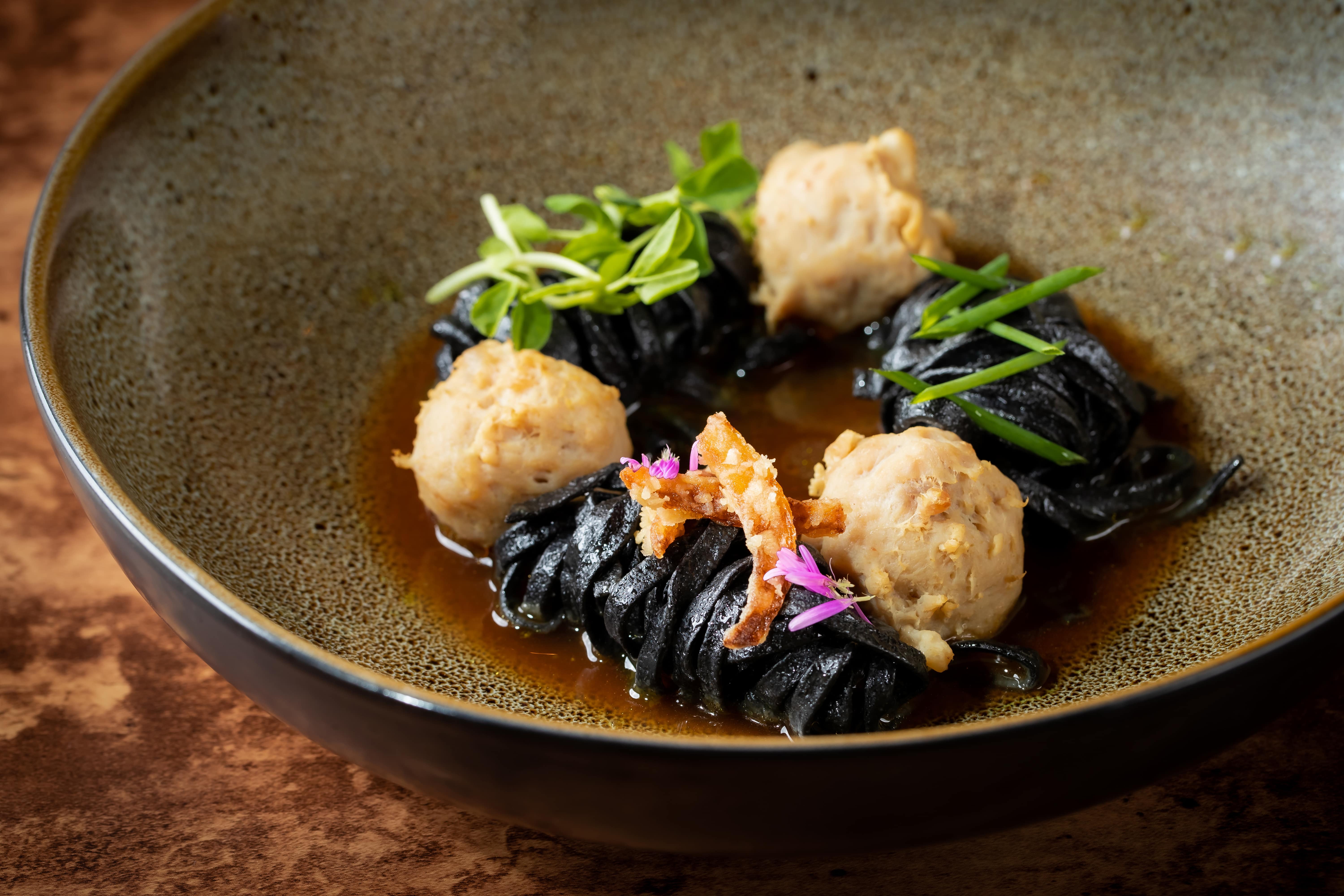 Menu Rawon Bakso. (Sumber gambar: Raffles Hotel)