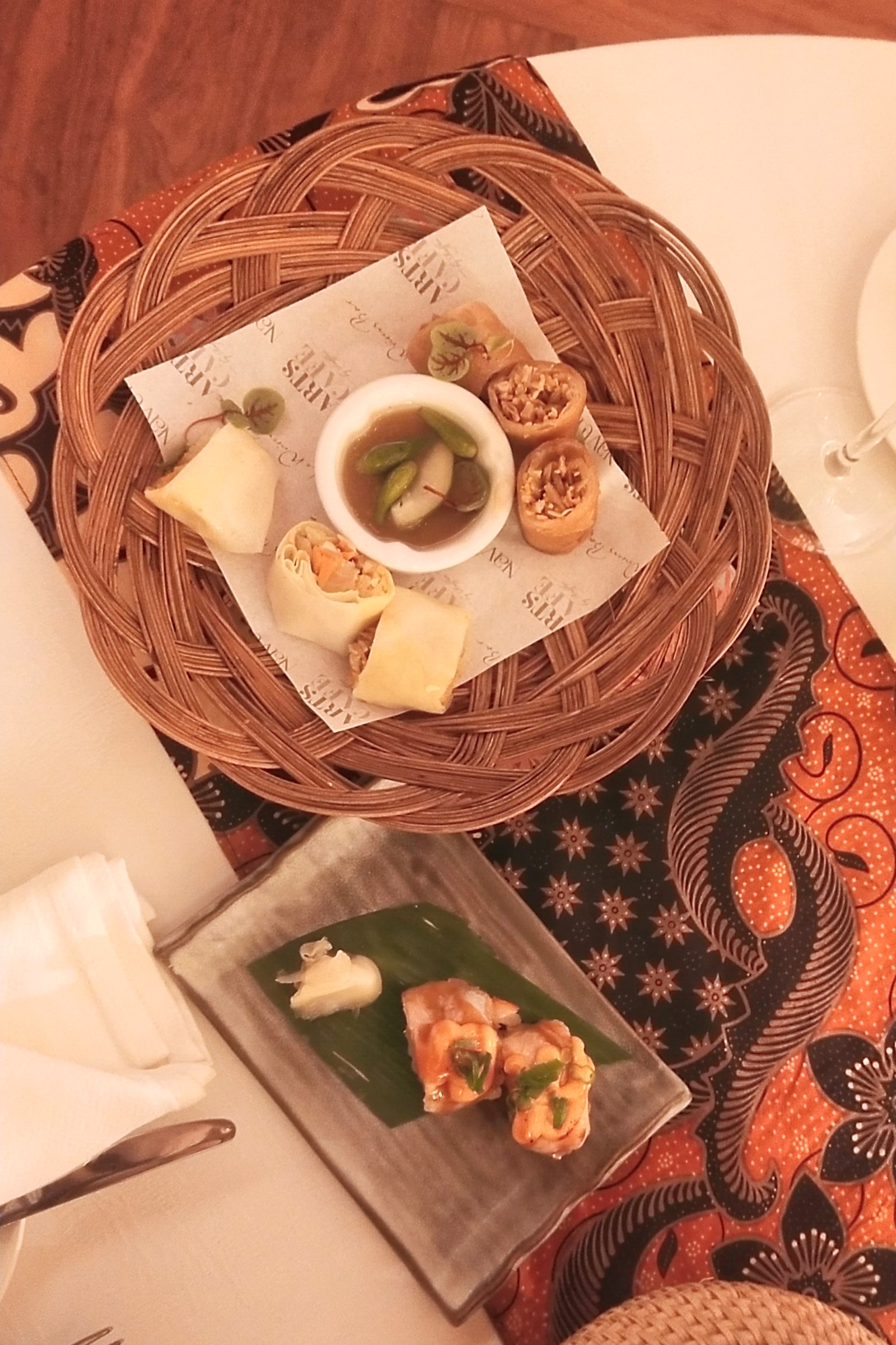 Menu Lumpia Seafood Semarang (atas). (Sumber gambar: Raffles Hotel)