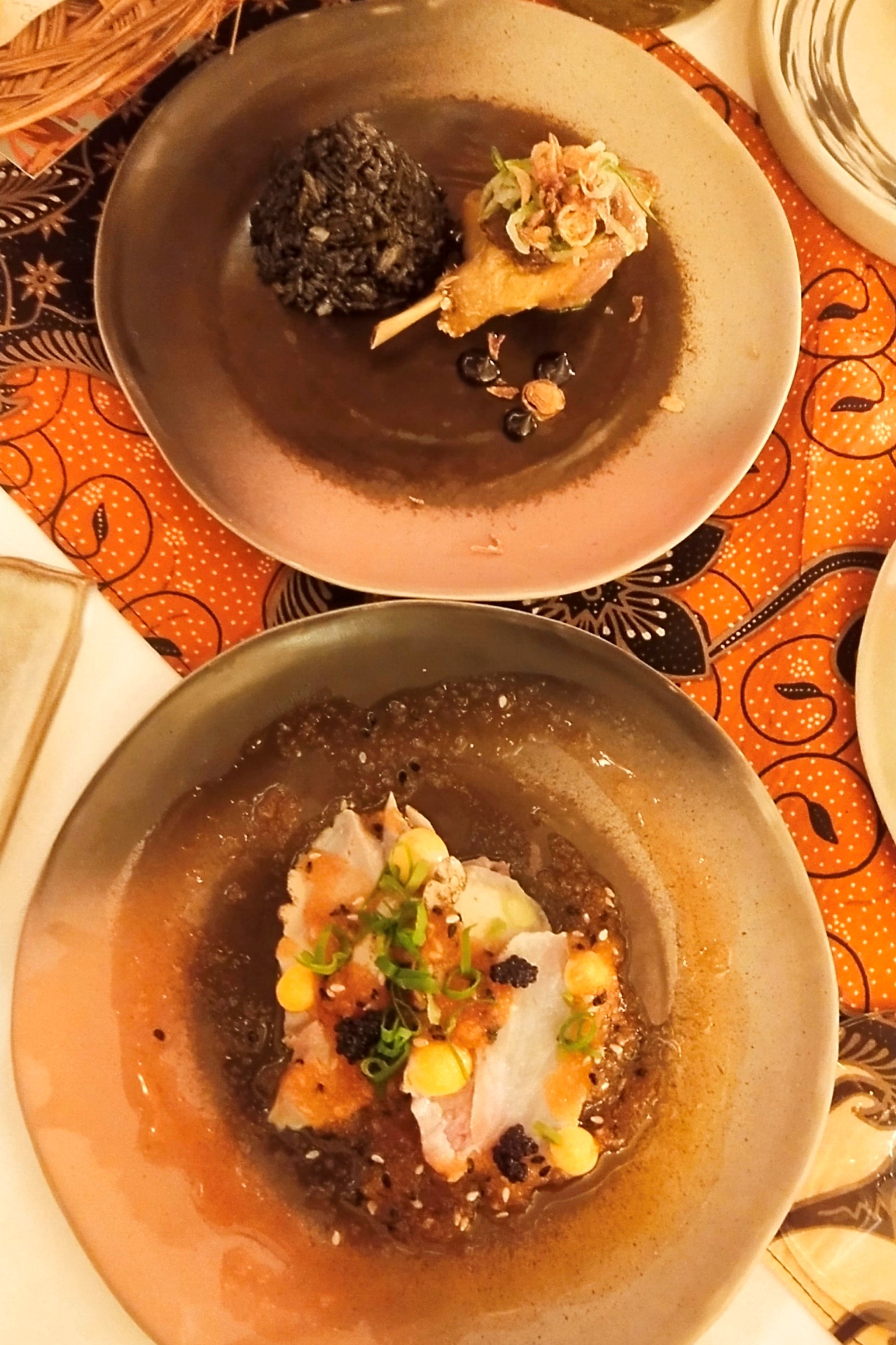 Menu Barramundi Arsik (kanan atas). (Sumber gambar: Raffles Hotel)