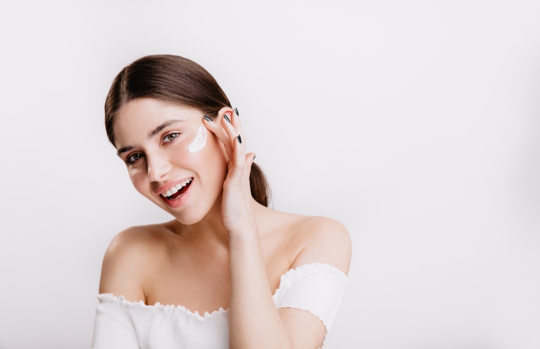Menggunakan produk skincare kadaluarsa bisa membahayakan kulit (Sumber gambar: Freepik)