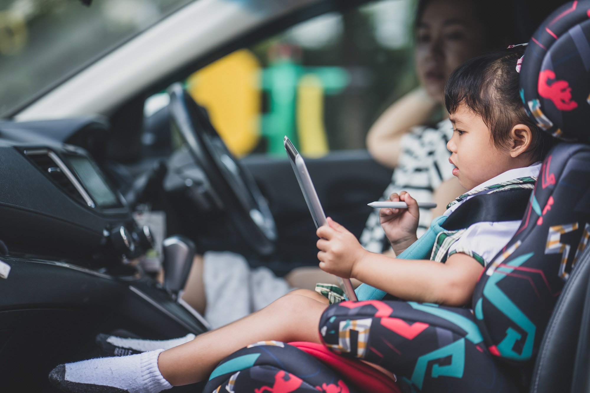 Memberikan tontonan kesukaan anak bisa menjadi cara mencegah anak rewel saat di perjalanan (Sumber gambar: Freepik)