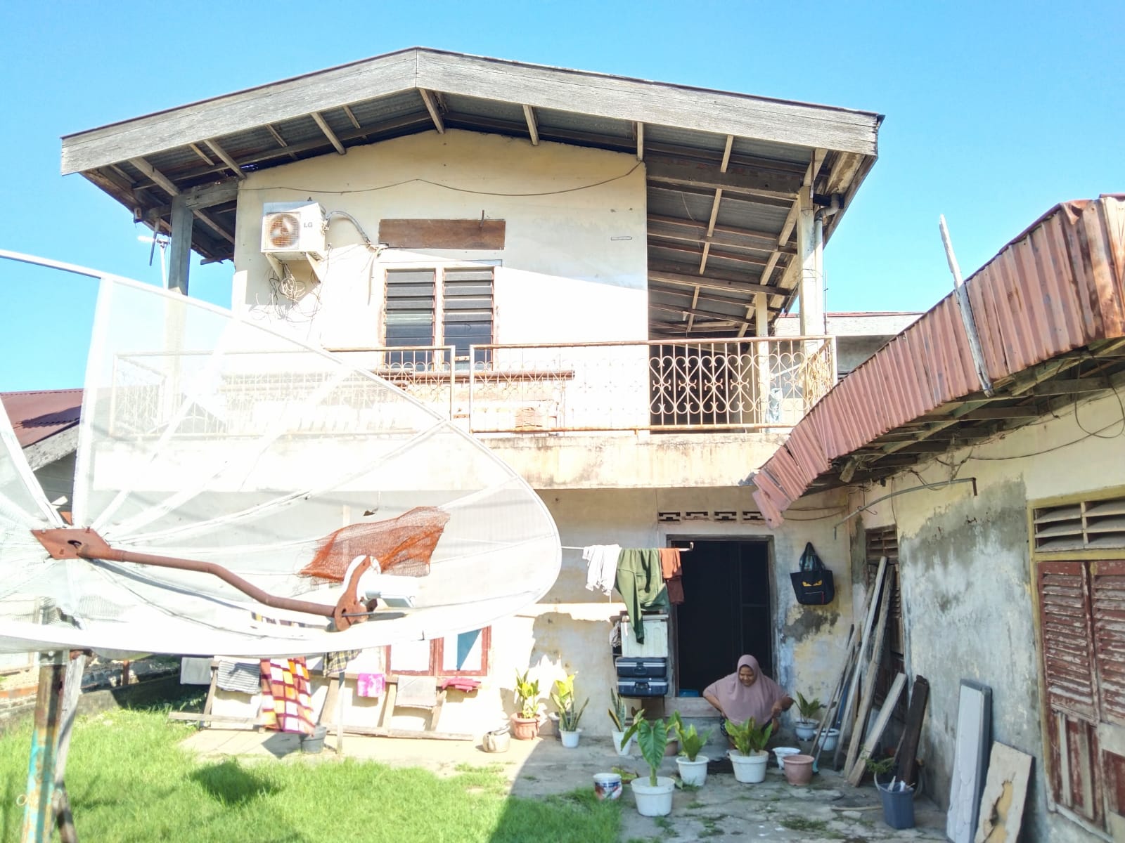 Yuniar di rumahnya yang selamat dari amukan tsunami Aceh 2004. | Kamaruddin