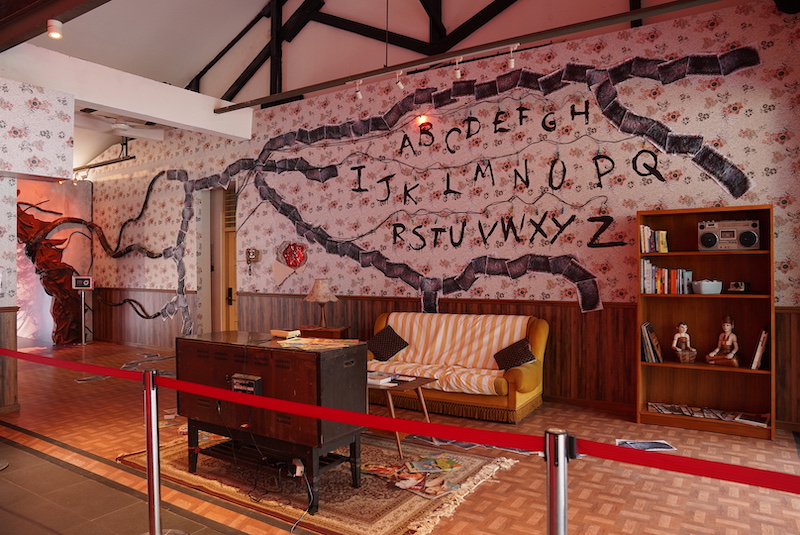 Instalasi ruang tamu keluarga Byers di kota Hawkins dalam Stranger Things - Upside Down Experience. (Sumber foto: Netflix)