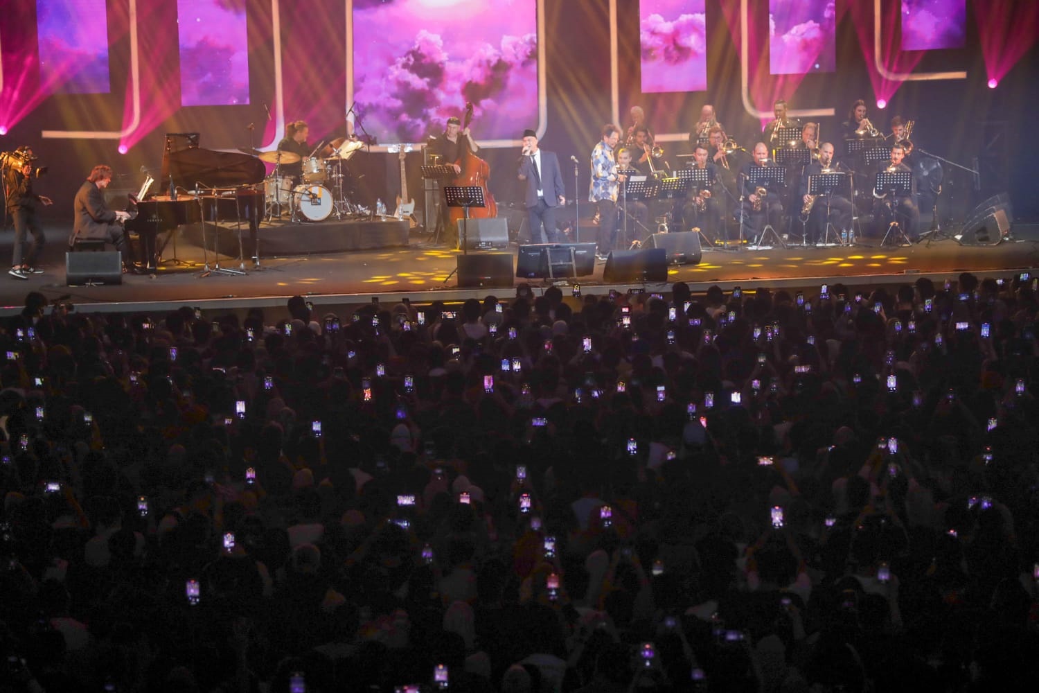Penampilan musisi Ahmad Dhani yang berduet dengan Ron King Big Band dalam ajang BNI Java Jazz Festival (JJF) 2022 di Jakarta, Sabtu (28/5). Kolaborasi musisi asal Amerika Serikat dan Indonesia ini membawakan lagu hits seperti Separuh Nafasku, Aku Cinta Kau & Dia, Arjuna dan lainnya. BNI JJF 2022 berlangsung dari 27-29 Mei 2022 di JIExpo Kemayoran. (Sumber gambar: Himawan L Nugraha)