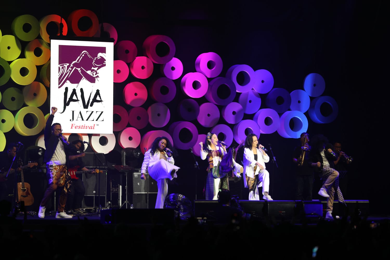Penampilan musisi Yura Yunita dalam ajang BNI Java Jazz Festival (JJF) 2022 di Jakarta, Minggu (29/5).