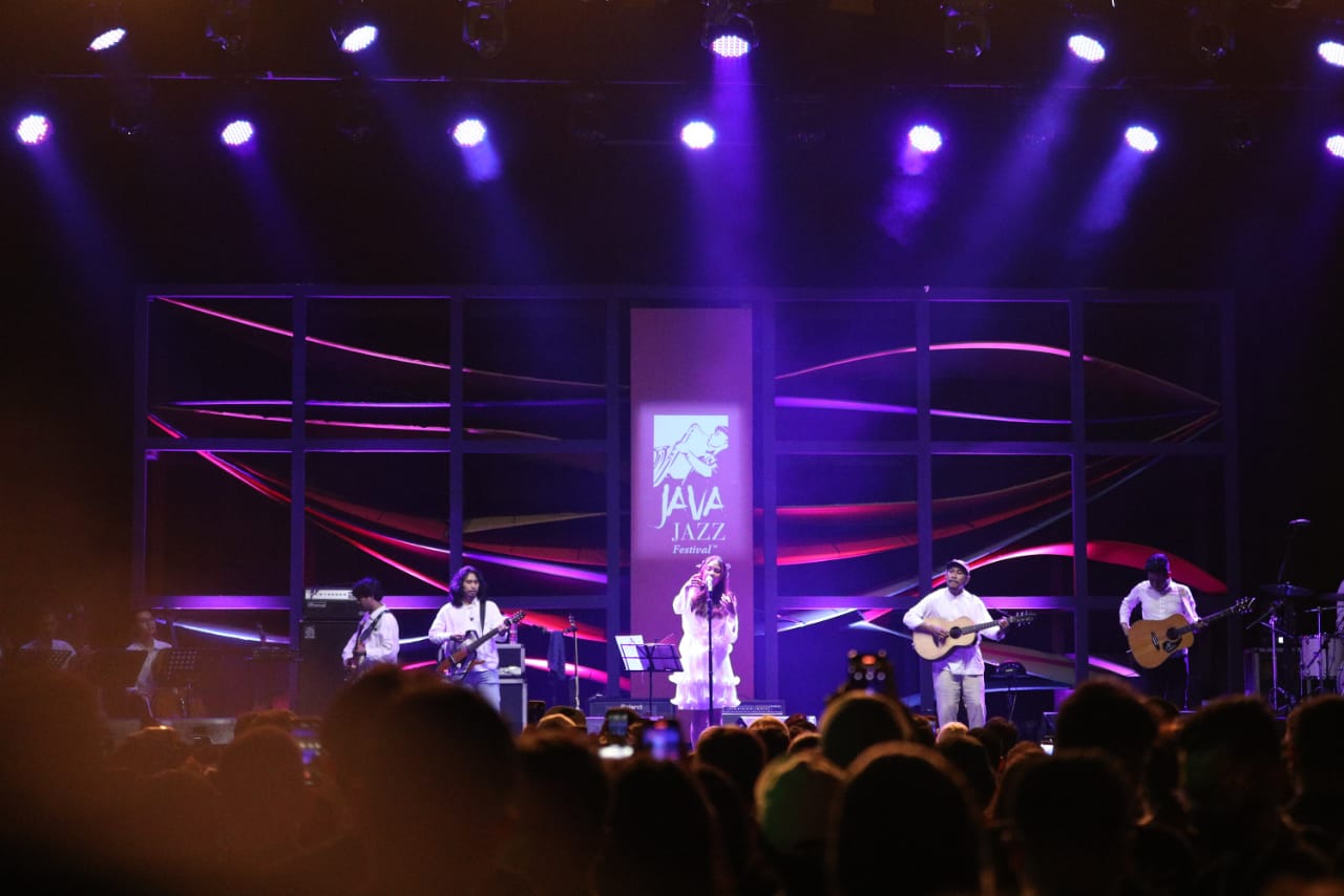 Riuh tepuk tangan mengiringi masuknya penyanyi Nadin Amizah ke tengah panggung Grab Hall pada gelaran Jakarta International BNI Java Jazz Festival 2022, Minggu (29/5) malam. Nadin tampil anggun dan memesona dalam balutan gaun putih bersih. 