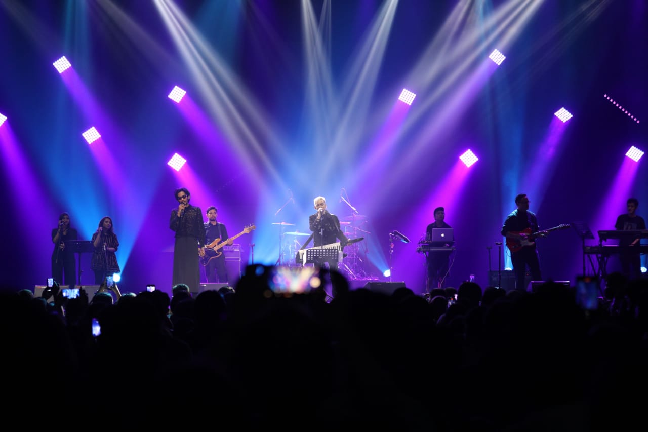 Fariz Rustam Munaf atau Fariz RM gandeng dua musisi muda, Oslo Ibrahim dan Faye Risakotta, di panggung BNI Java Jazz Festival 2022, Minggu (29/5) malam.