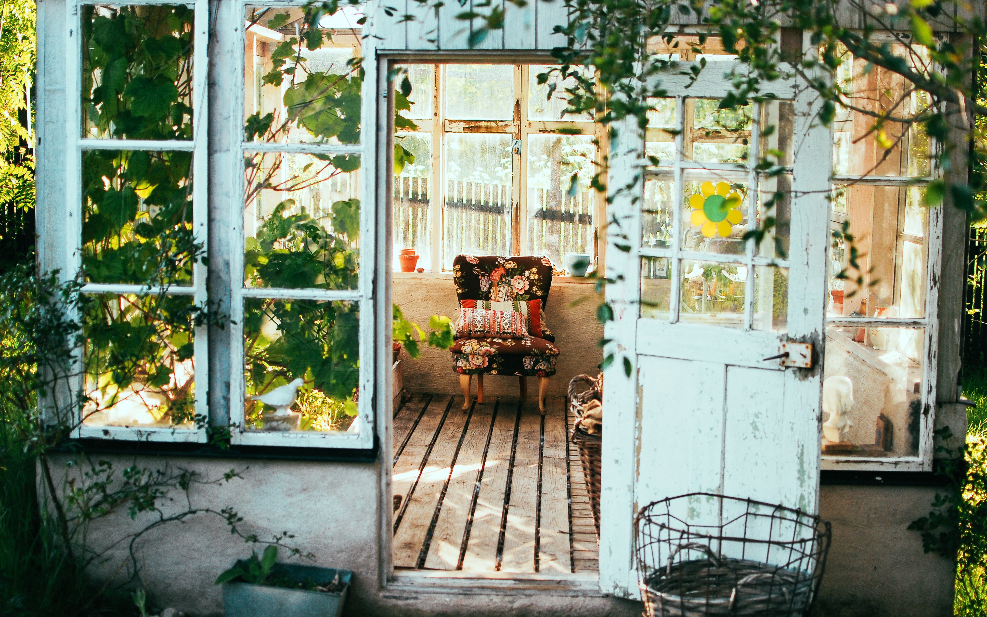 Tanaman merambat dengan material alam akan membuat rumah terlihat sejuk.(Sumber gambar: Unsplash/ Arno Smit)