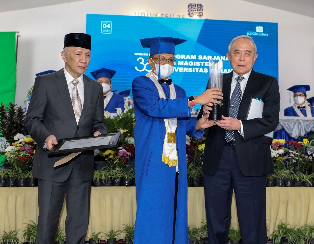 (kiri) Ketua Umum Yayasan Wakaf Paramadina, Hendro Martowardoyo dan Rektor Universitas Paramadina Prof Didik J. Rachbini saat memberikan Paramadina Award kepada Theodore Permadi Rachmat. (Sumber gambar: Hypeabis/Eusebio Chrysnamurti)