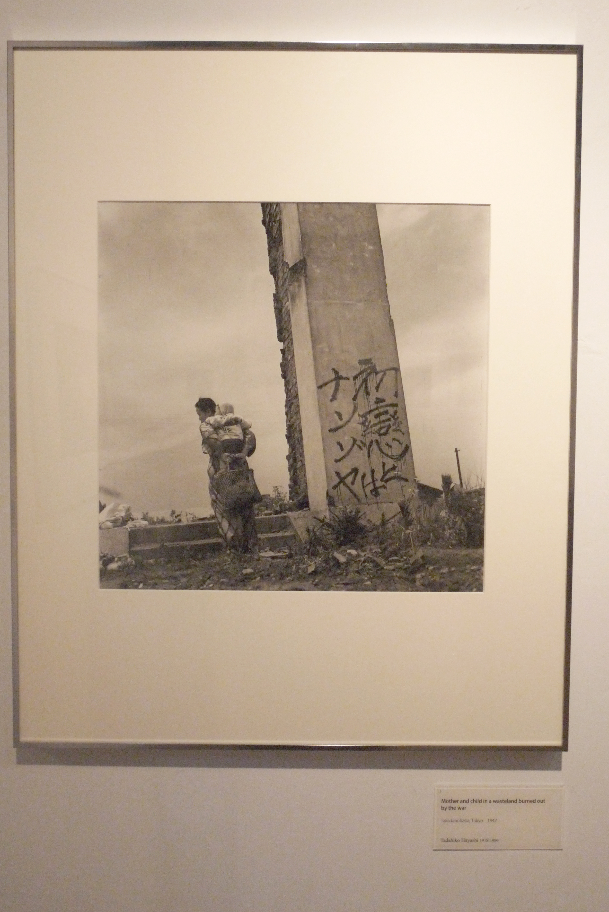 Mother and Child in a wasteland burned out by the war (Sumber gambar: repro/Dika Irawan)