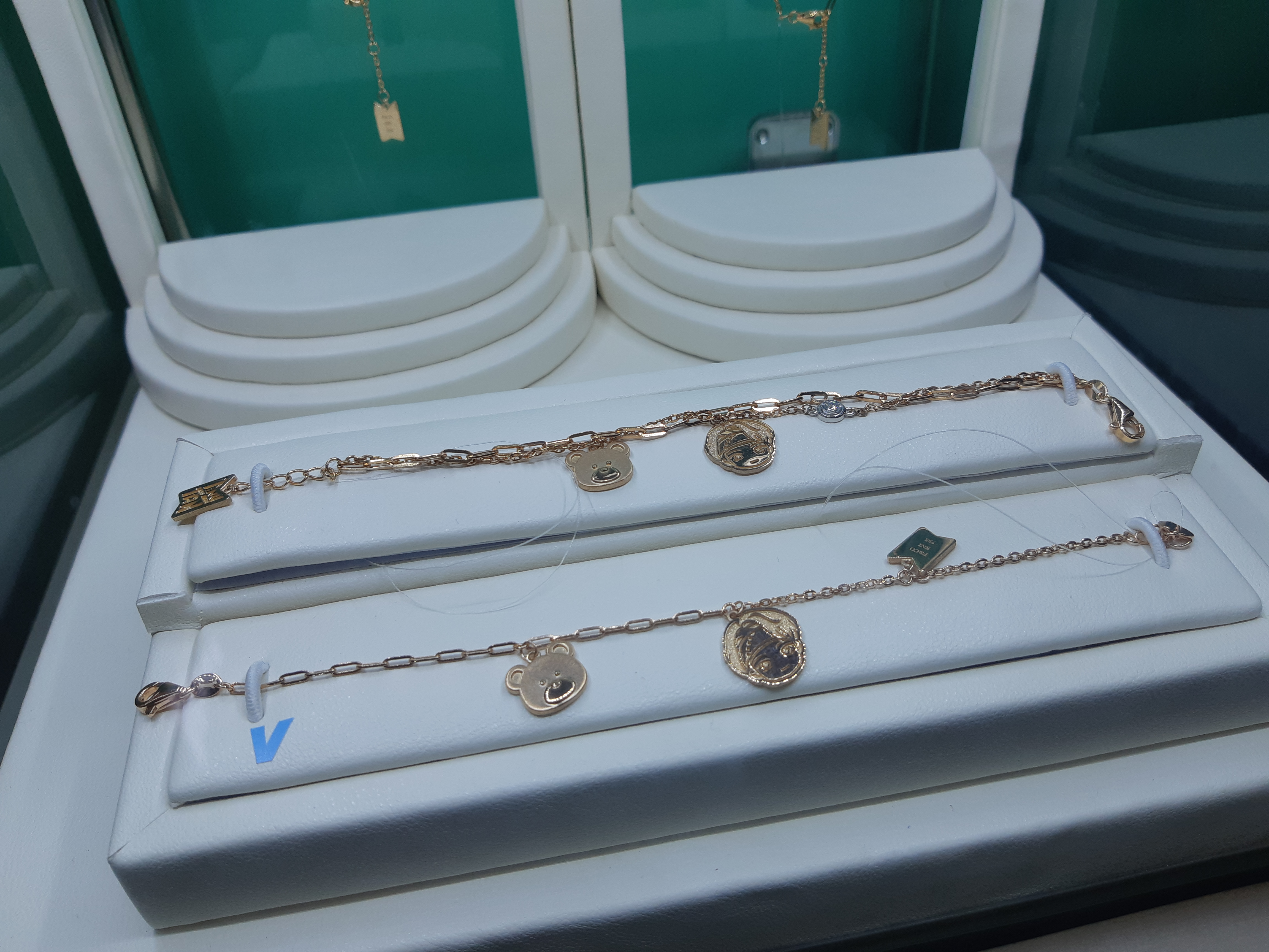 Tampilan desain gelang seri Gold dan Diamond dengan karakter V. (Sumber gambar: Hypeabis.id/Laurensia Felise)