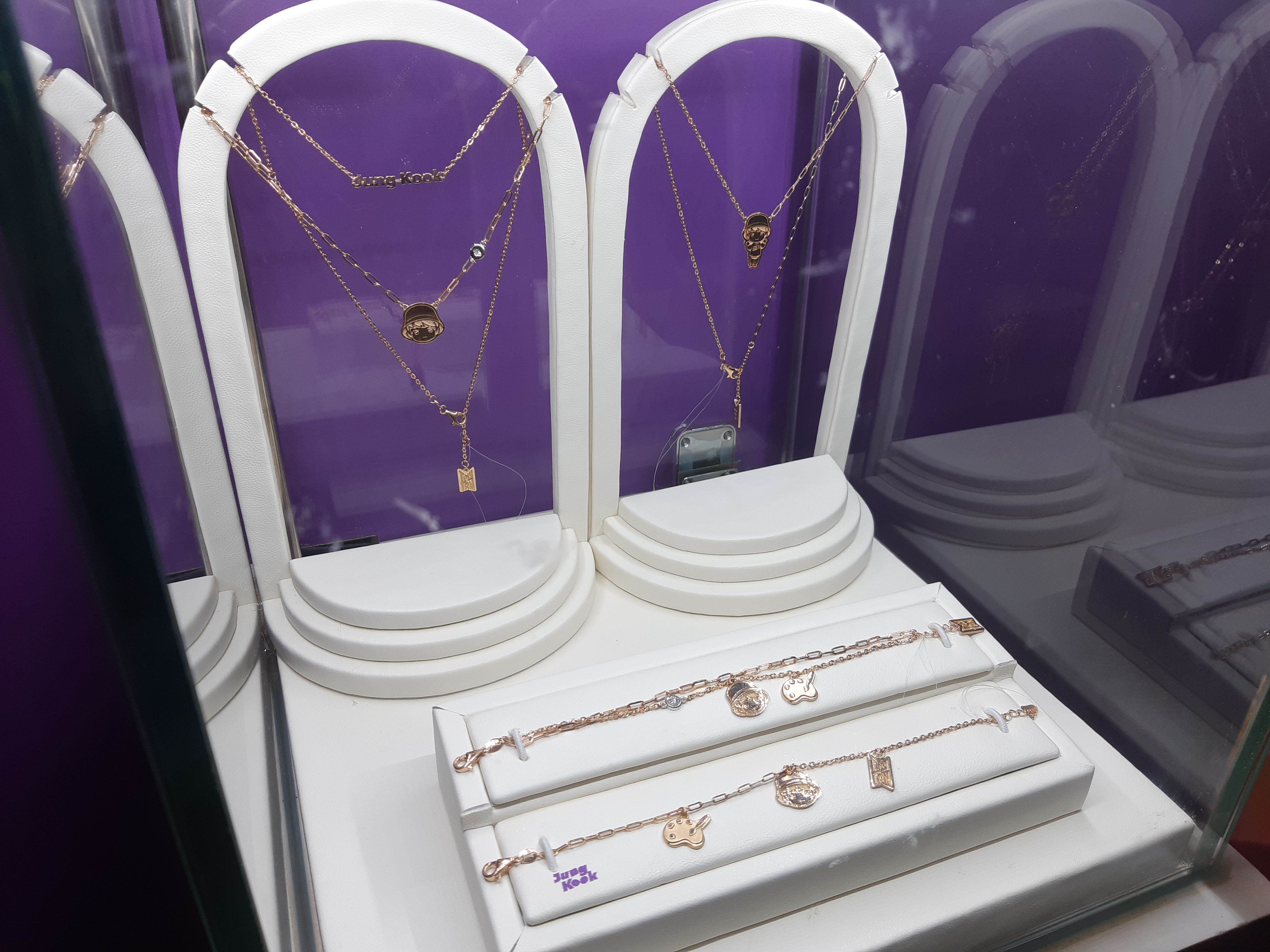 Tampilan desain gelang dan kalung seri Gold dan Diamond dengan karakter Jungkook. (Sumber gambar: Hypeabis.id/Laurensia Felise)