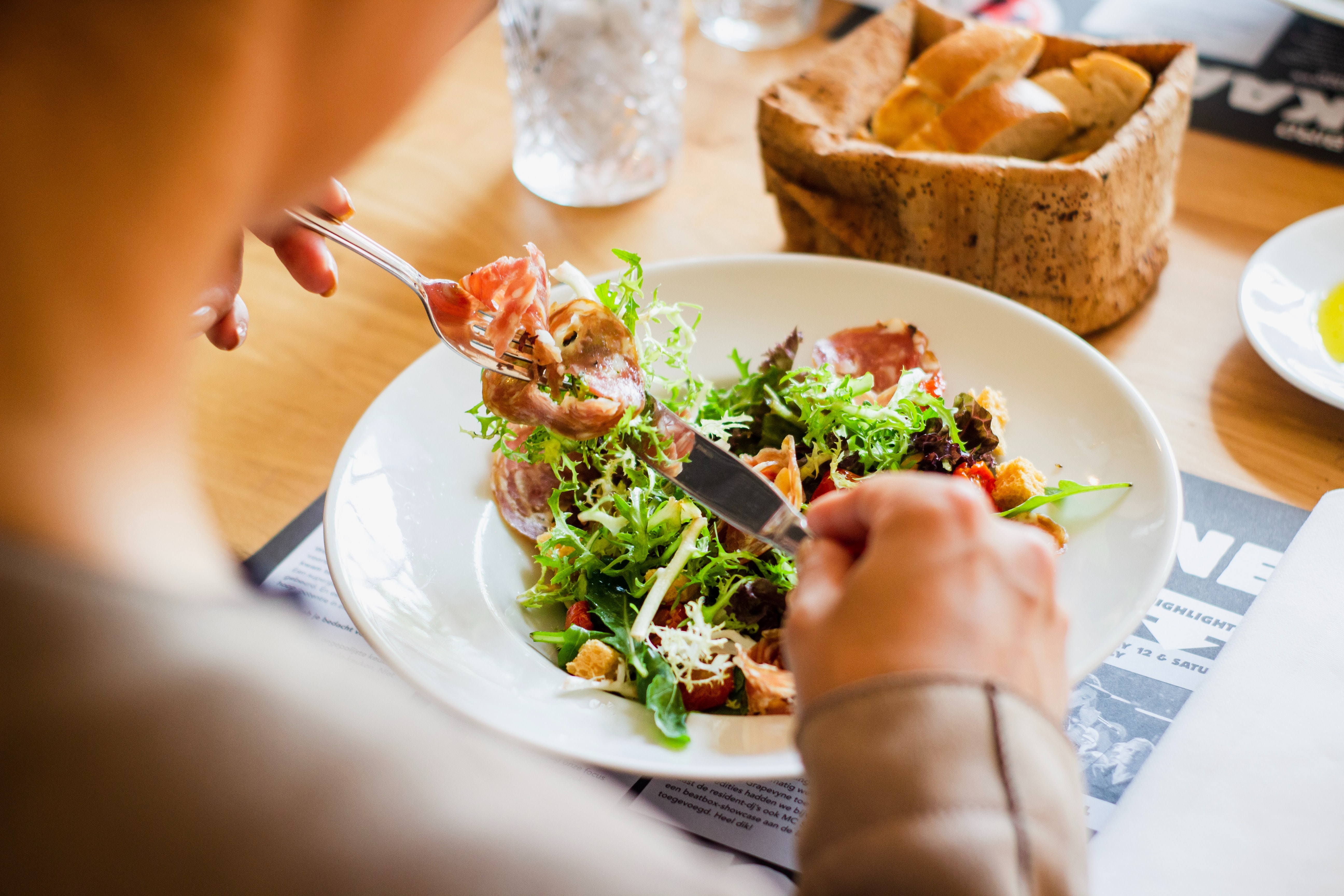 Intermittent fasting dan keto merupakan pola diet yang dijalani banyak orang (Sumber gambar: Louis Hansel/Unsplash)