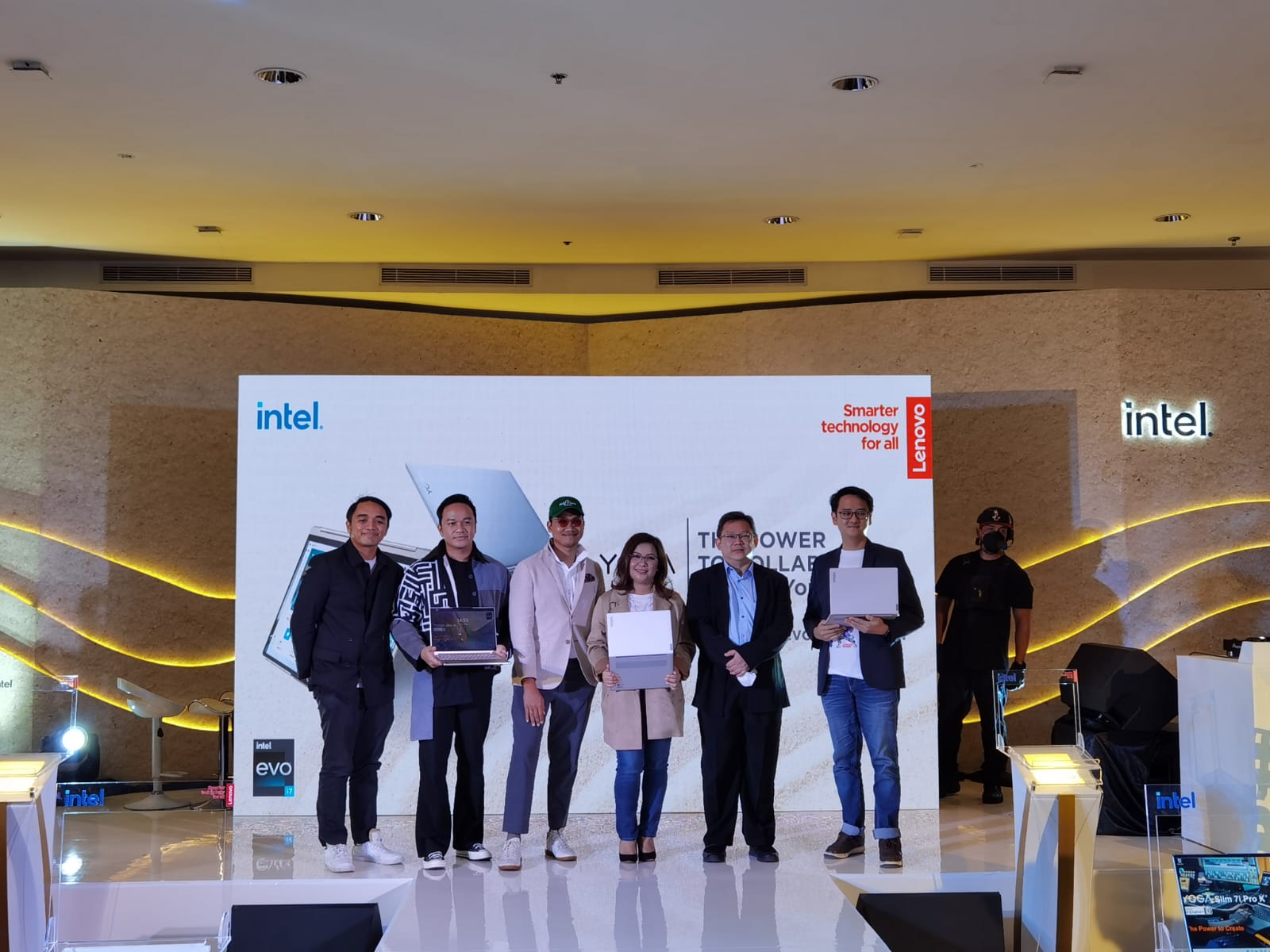 Acara peluncuran jajaran laptop Lenovo Yoga dengan prosesor Intel Core Generasi ke-12 (Sumber gambar: Lenovo)
