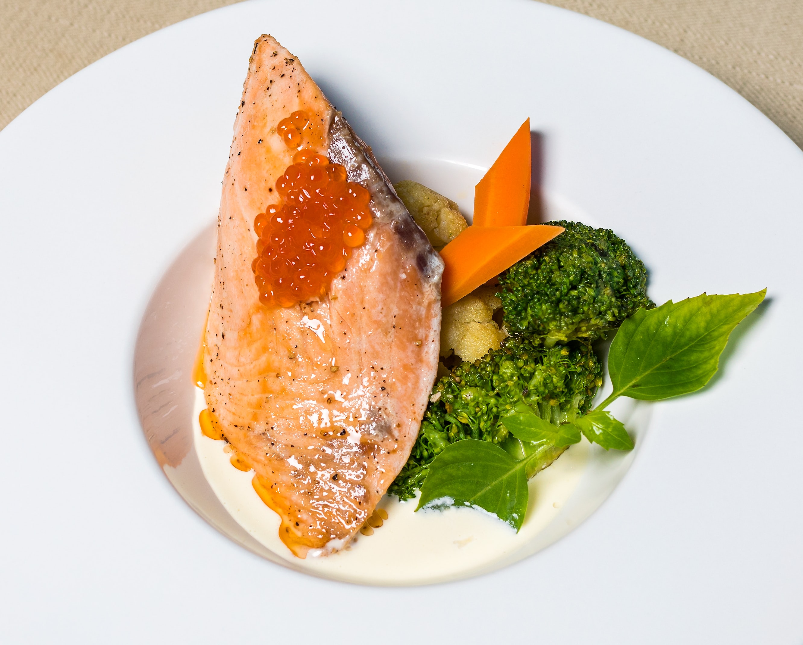 Salmon adalah salah satu ikan yang bermanfaat untuk calon ibu (Sumber gambar: Unsplash/Farhad Ibrahimzade)