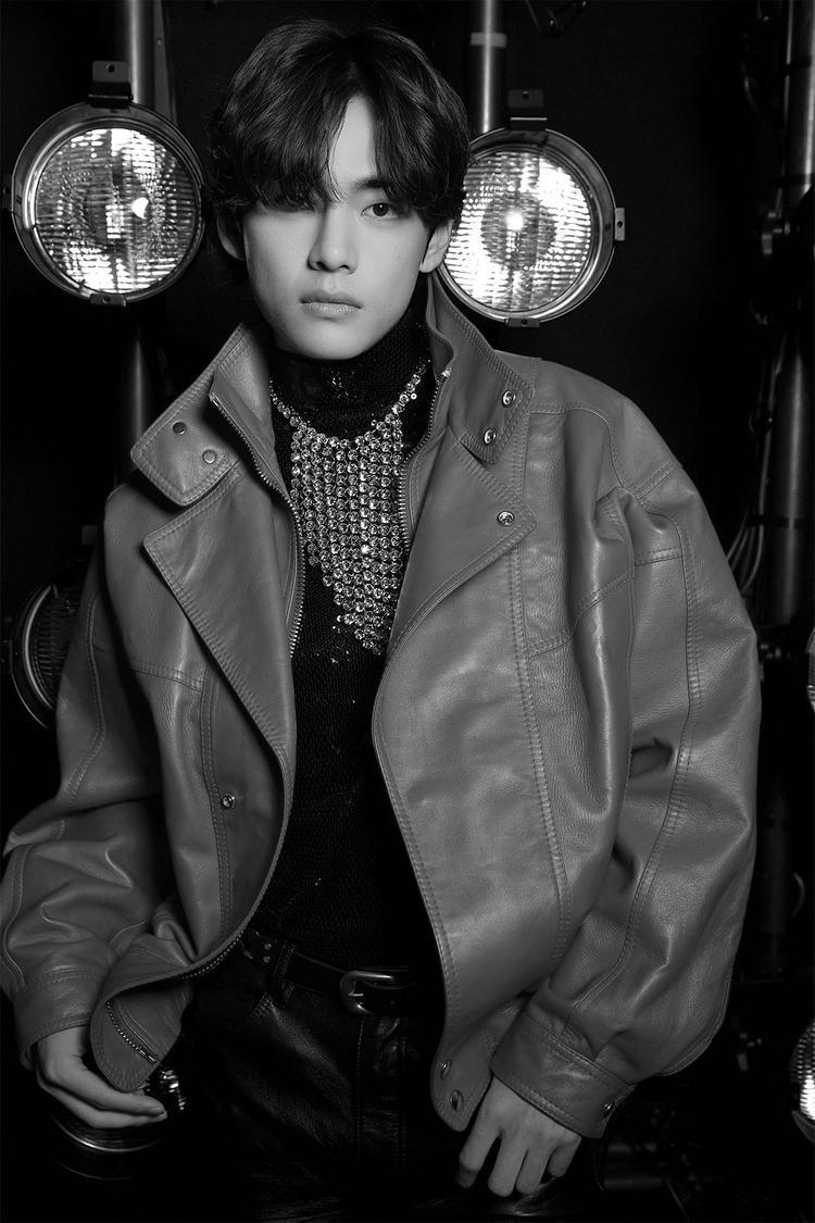 V BTS dalam pagelaran fesyen CELINE untuk koleksi Men
