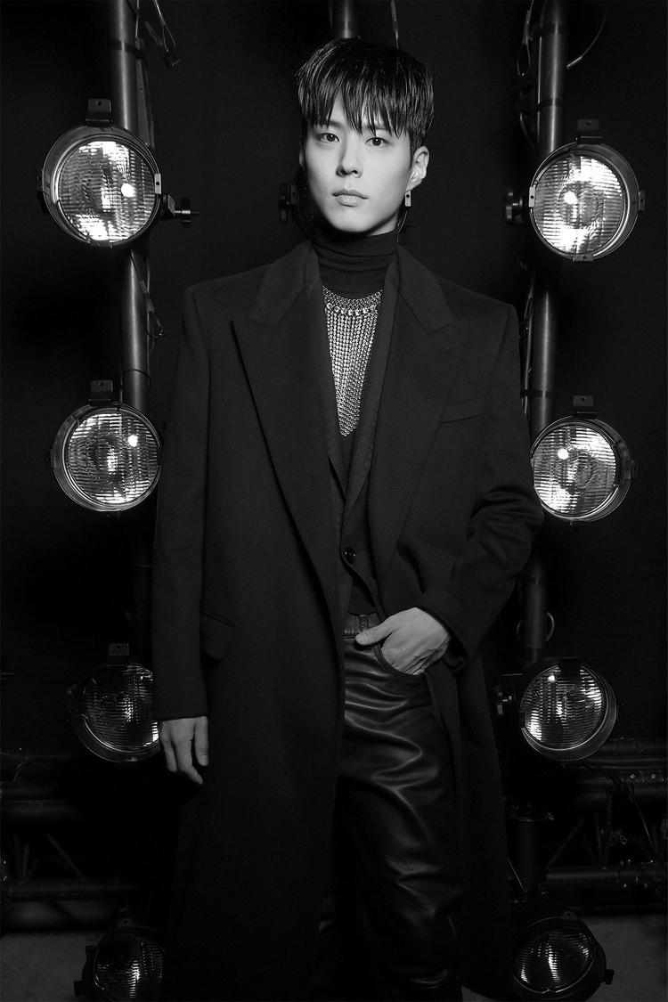 Park Bo-gum dalam pagelaran fesyen CELINE untuk koleksi Men