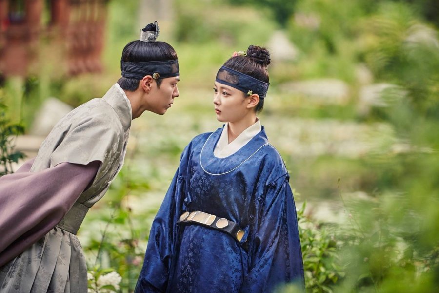 Park Bo-gum dalam drama Love in the Moonlight. (Sumber gambar: KBS2)