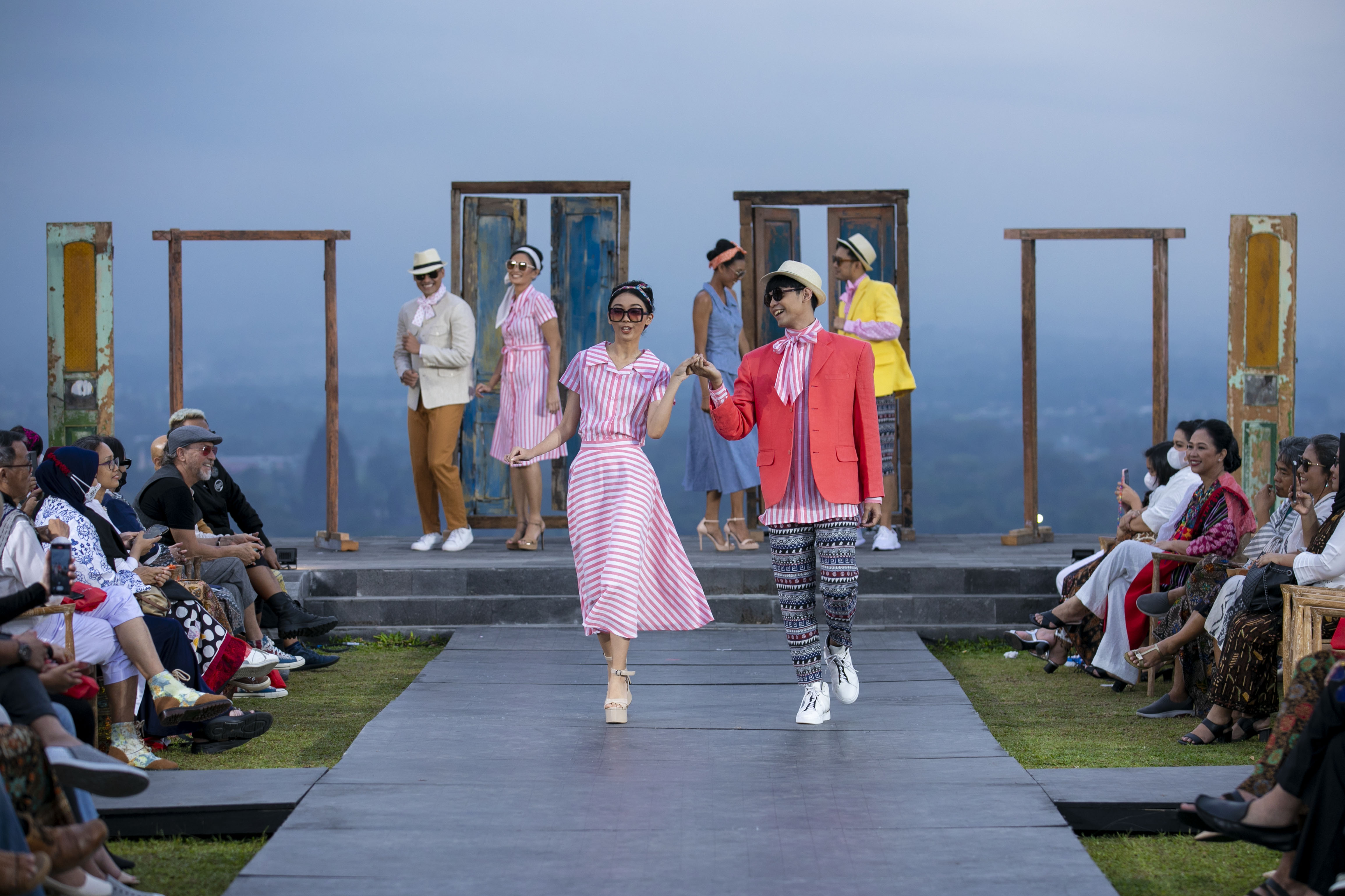 Koleksi busana lurik rancangan Phillip Iswardono (Sumber gambar: Indonesia Fashion Chamber)