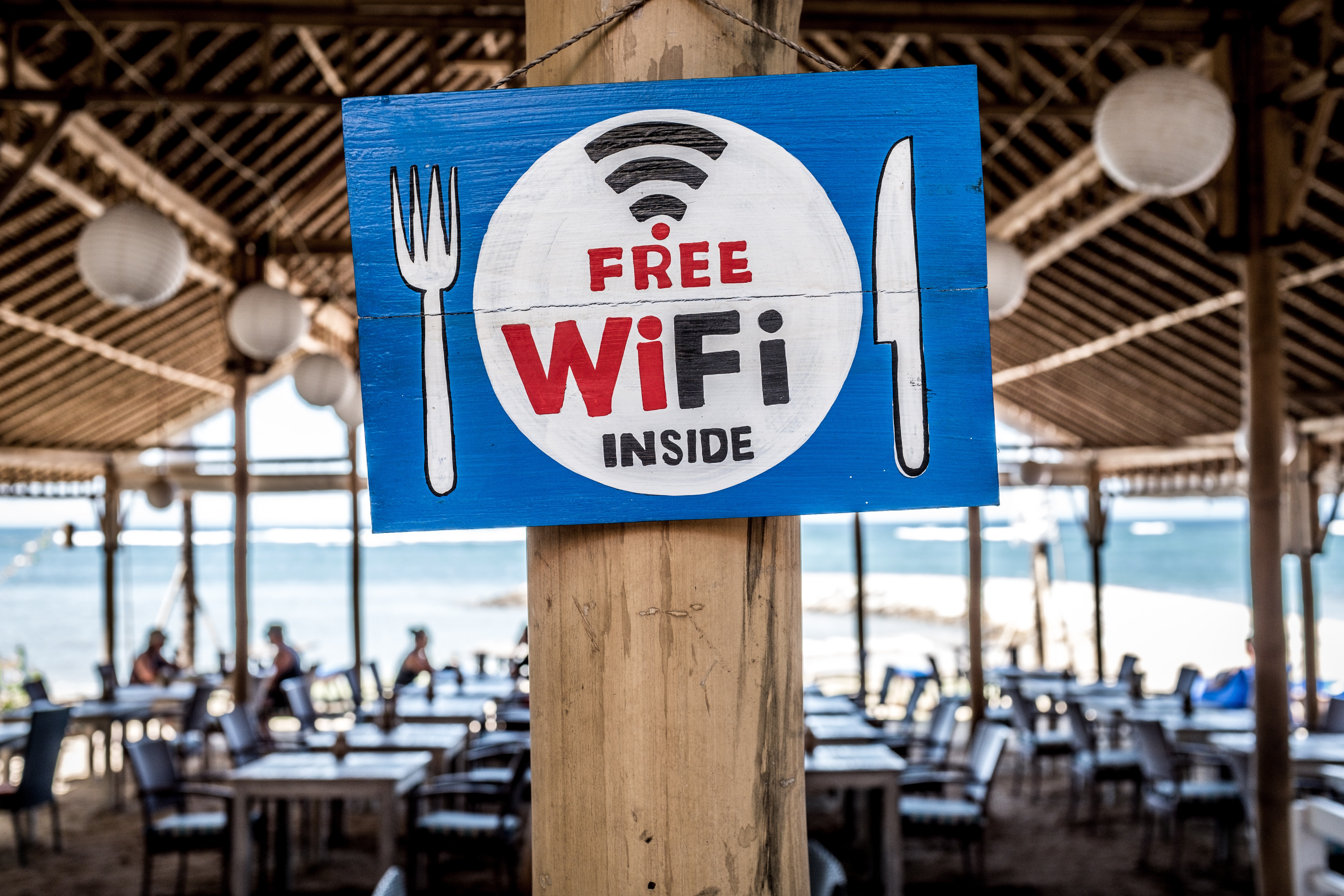 Gunakan Wifi (Sumber gambar: Bernard Hermant/ Unsplash)