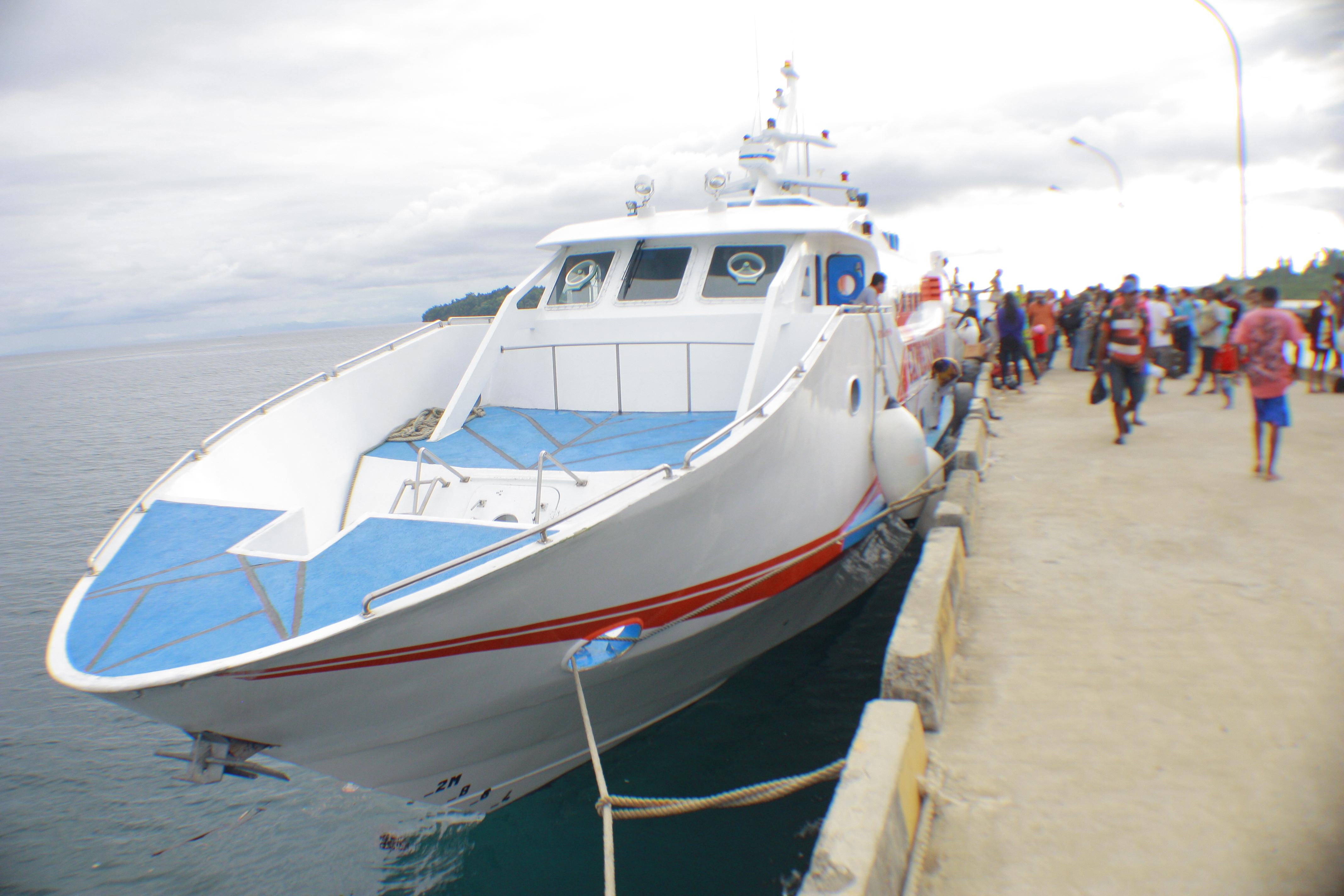 Dermaga di Pelabuhan Waisai (sumber gambar: Hypeabis/Roni Yunianto)